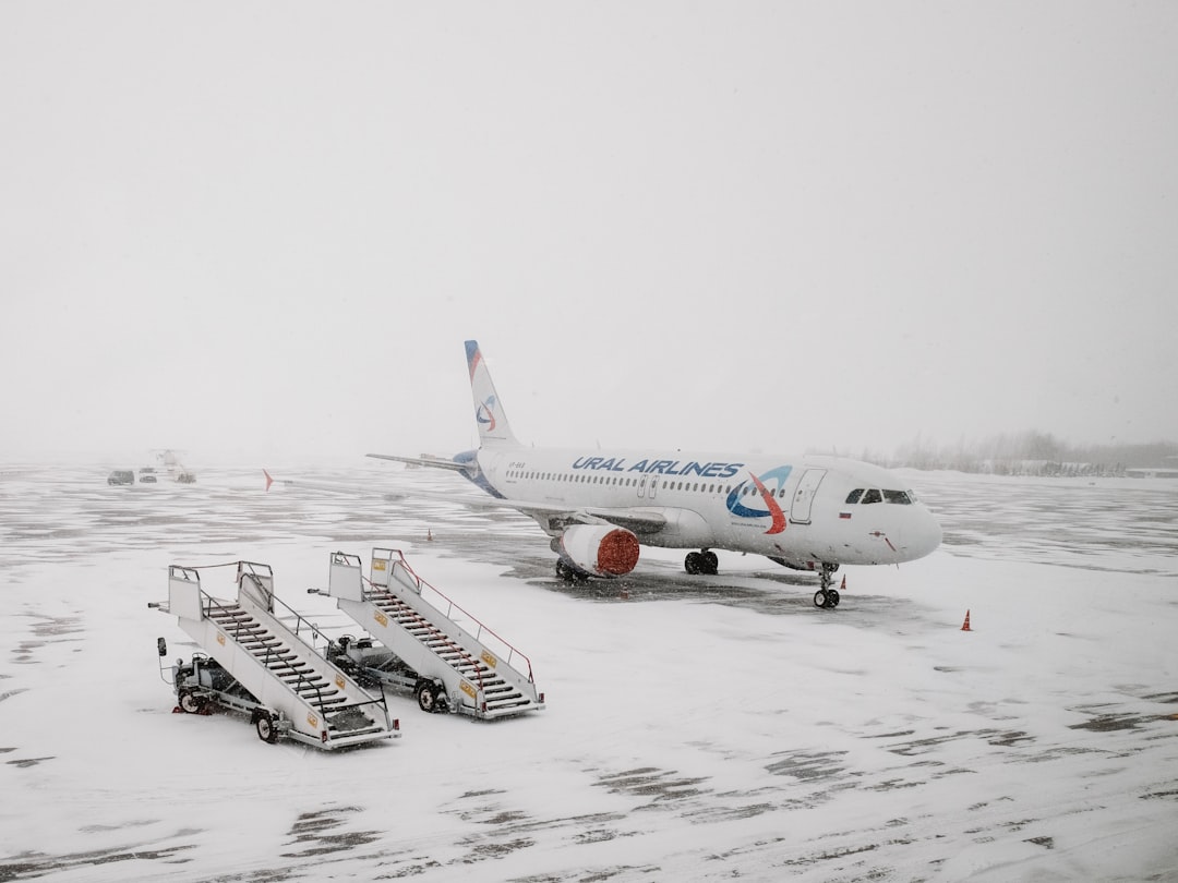 a plane on the snow, Blizzard. Support me: https://www.buymeacoffee.com/ant746