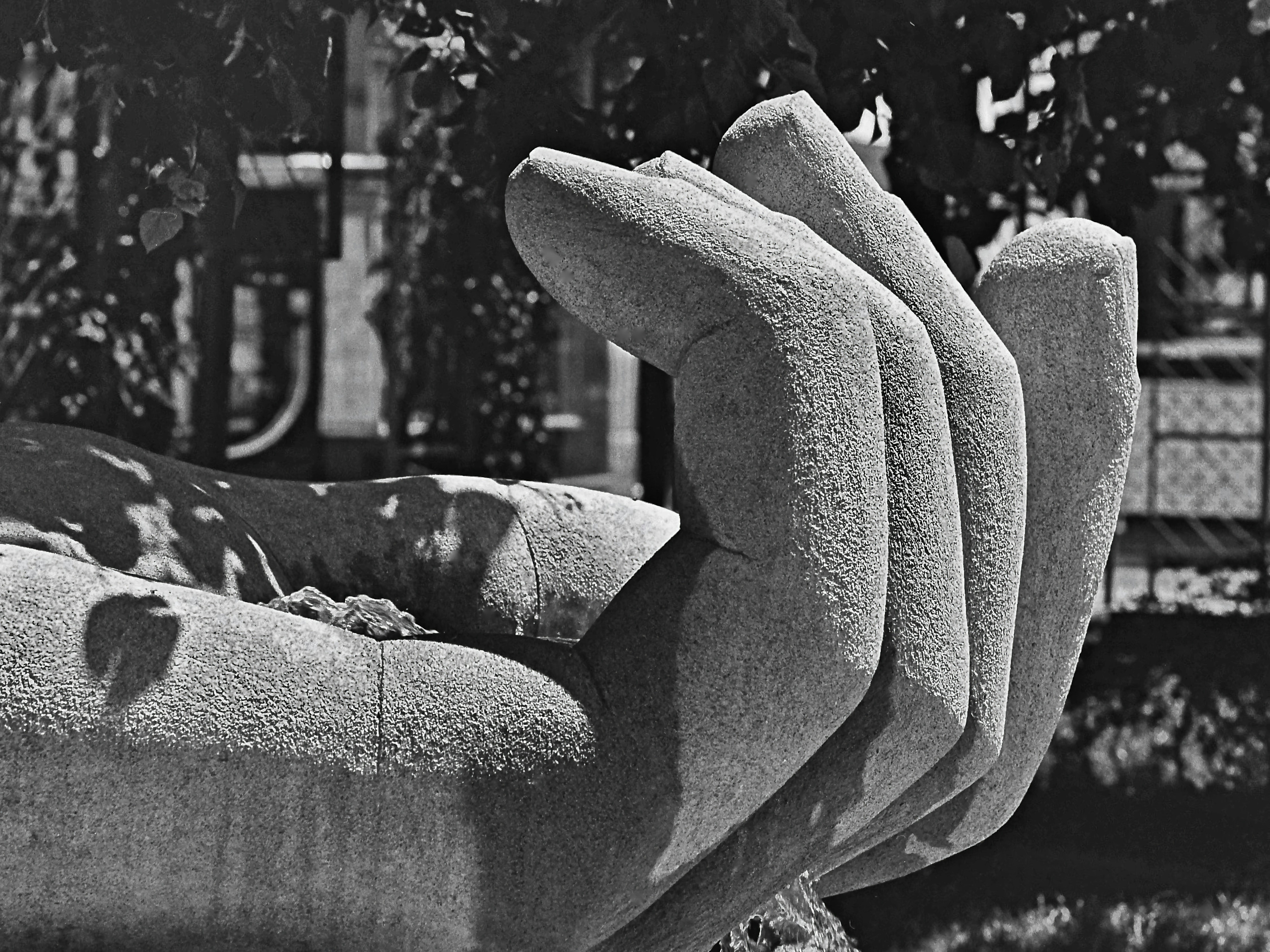 A big sculpture of an open hand in the center of Angoulême