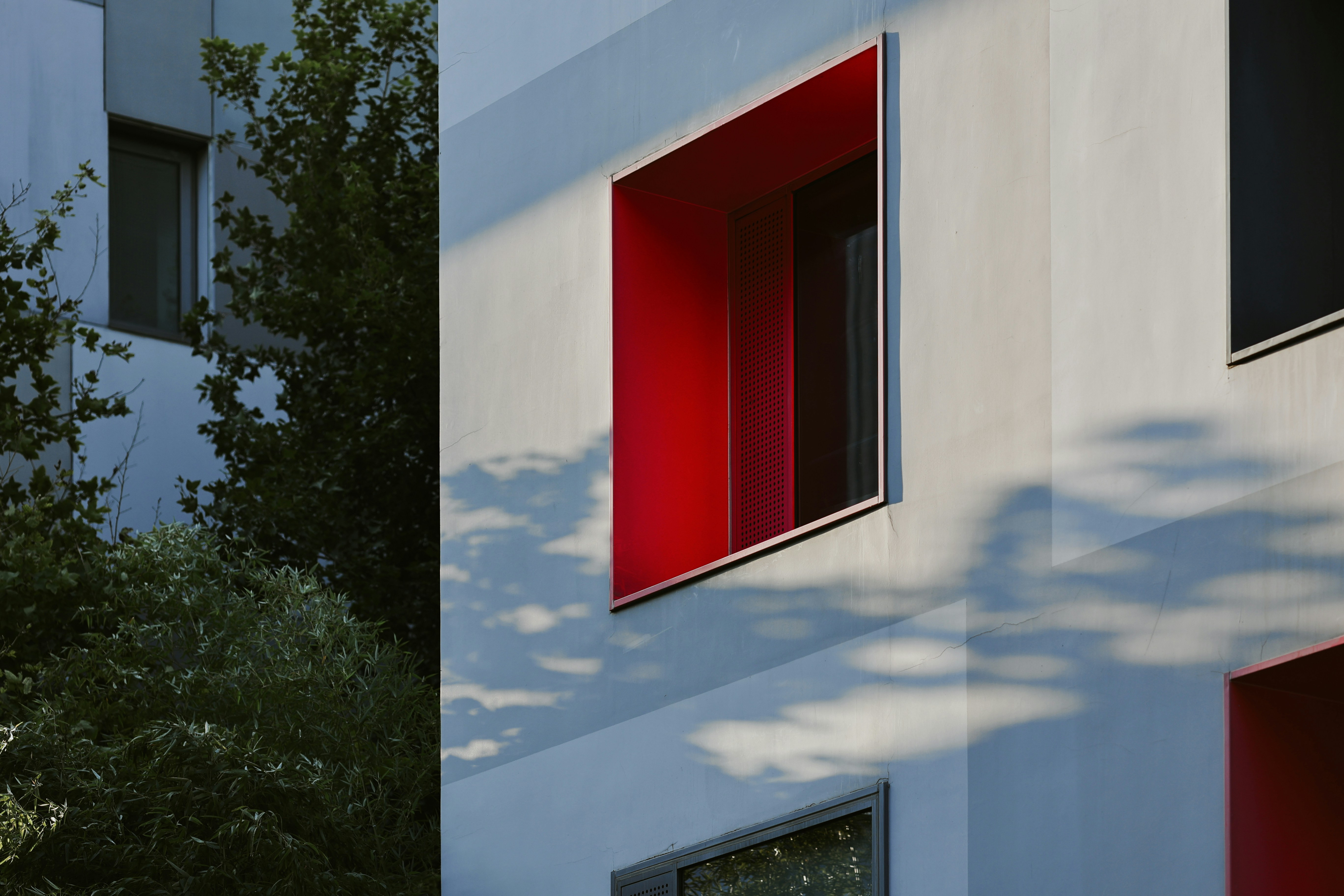 Un edificio con una bandera roja y blanca
