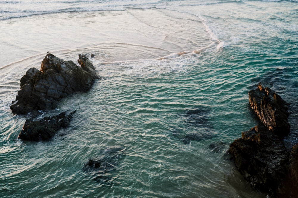 un plan d’eau avec des rochers et des vagues