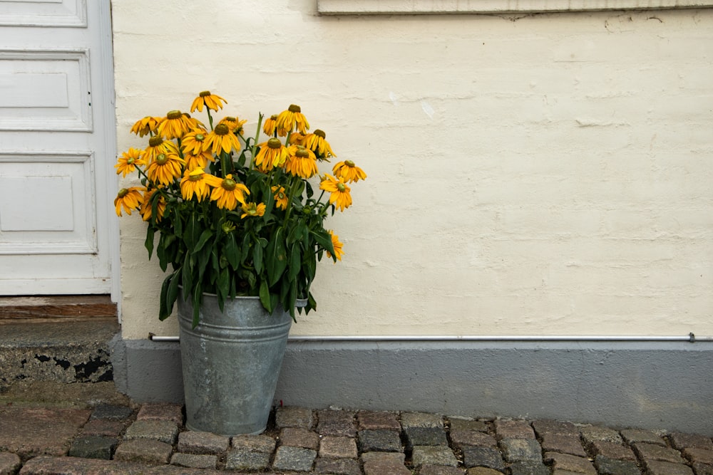 a vase of yellow flowers