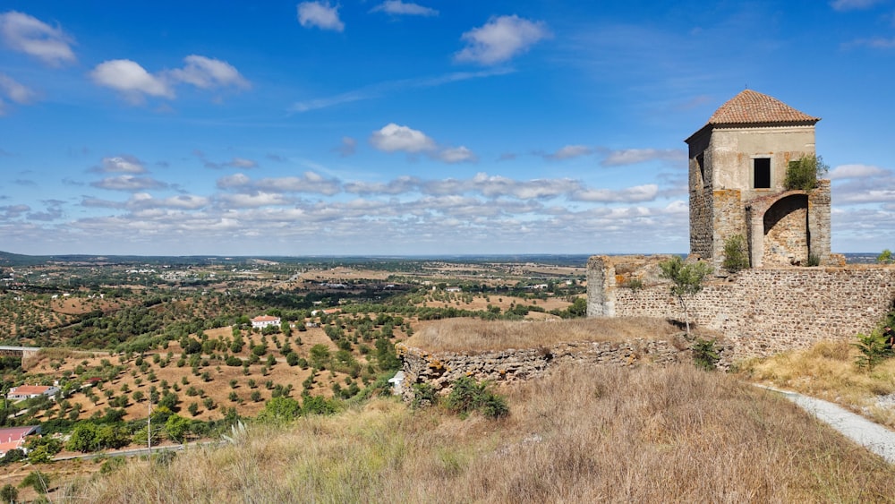 Un bâtiment en pierre sur une colline