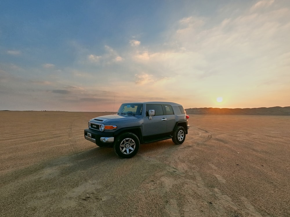 un'auto parcheggiata in un deserto