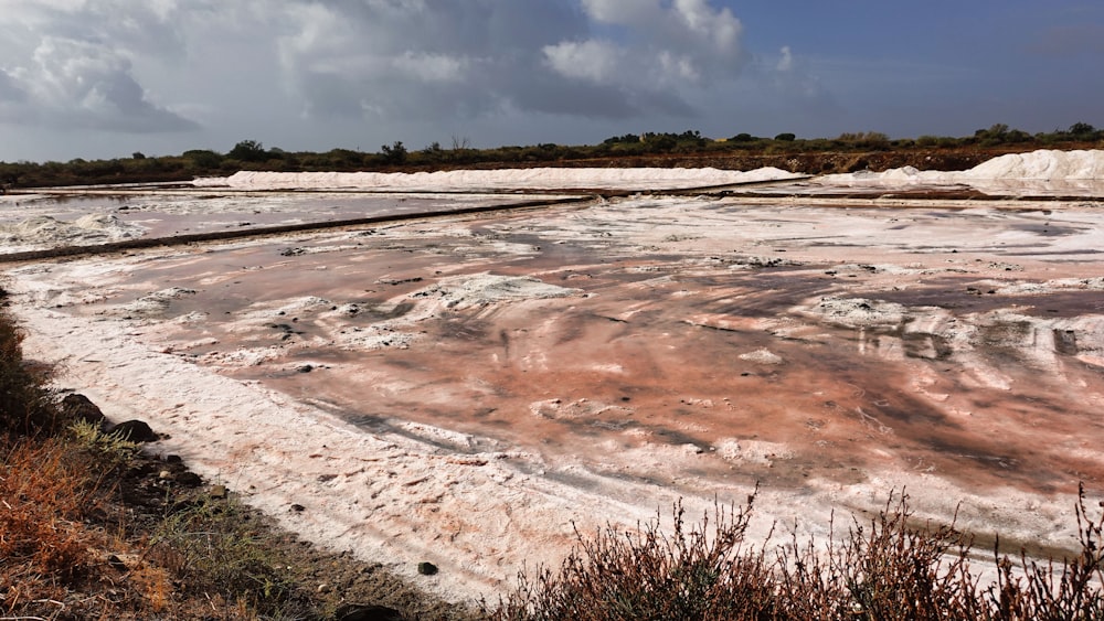 uma grande área de terra com água