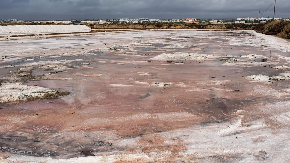 una vasta area d'acqua con ghiaccio e neve su di esso