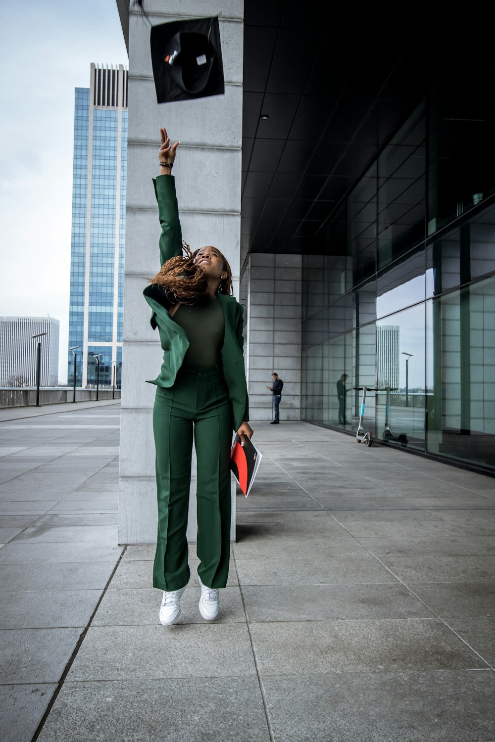 Una mujer con un traje verde