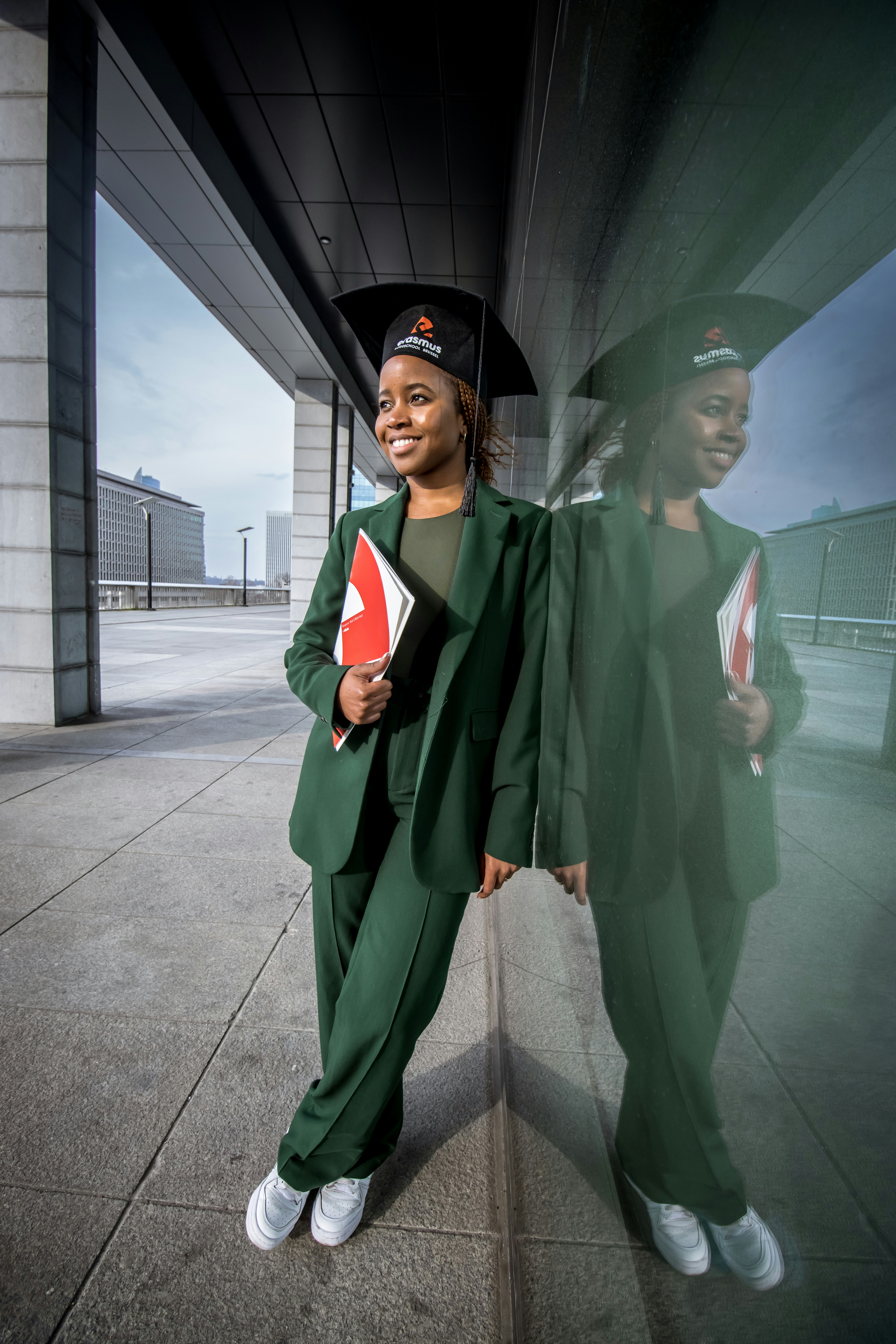 Une femme en robe de graduation photo – Image gratuite de Étudiant diplômé  sur Unsplash, image size:3000x4500