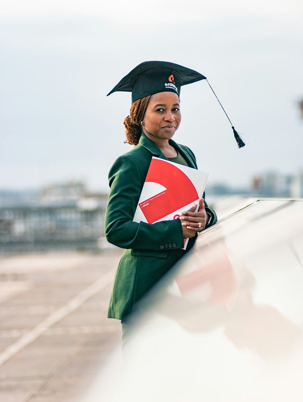 Una persona en bata de graduación con un diploma y un diploma