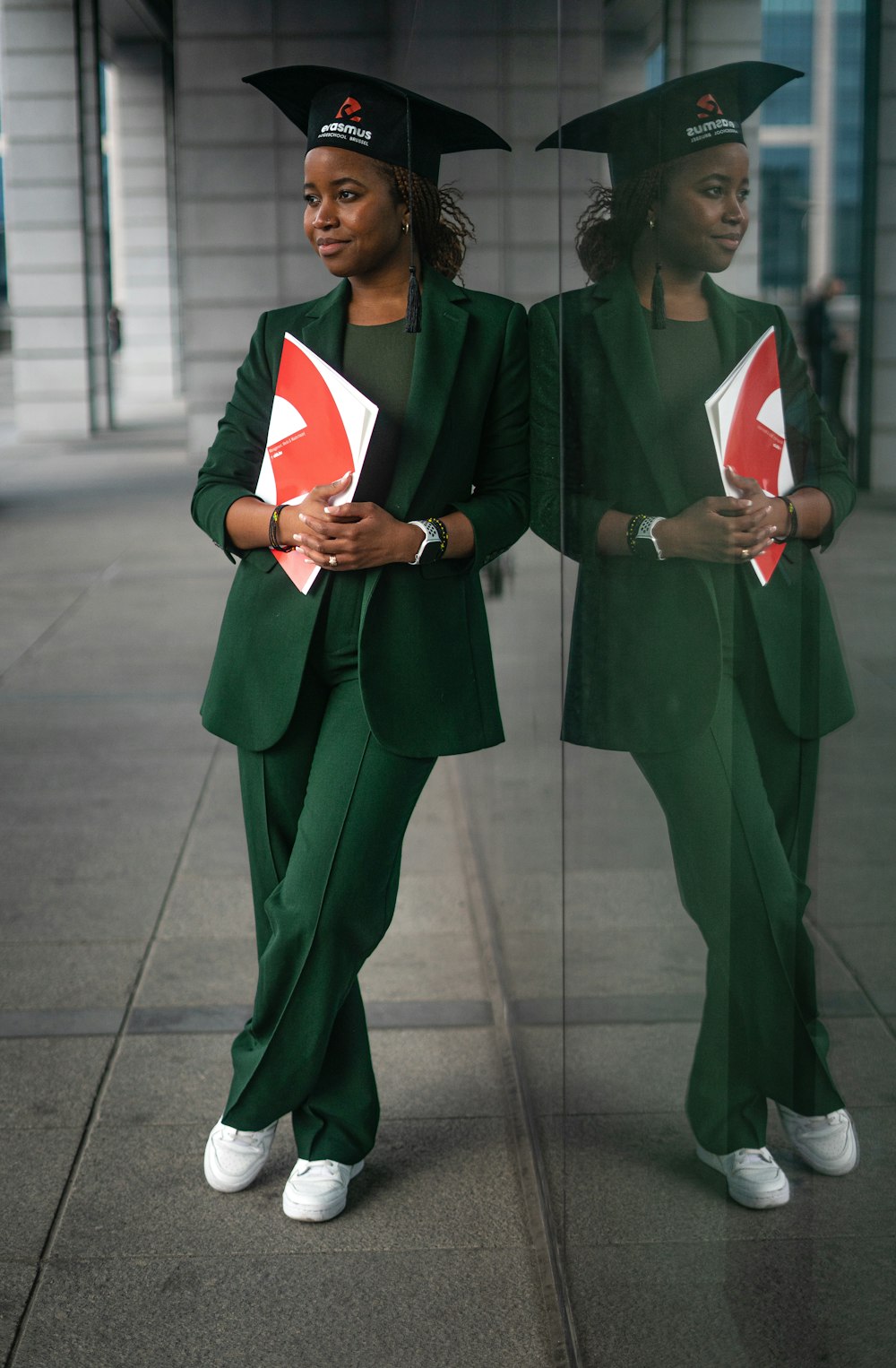 Un par de mujeres en vestidos de graduación sosteniendo banderas
