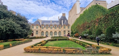 Le Marais cobblestone street