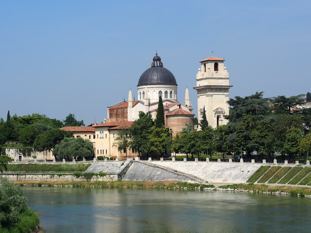 un edificio con una cupola e una torre da uno specchio d'acqua