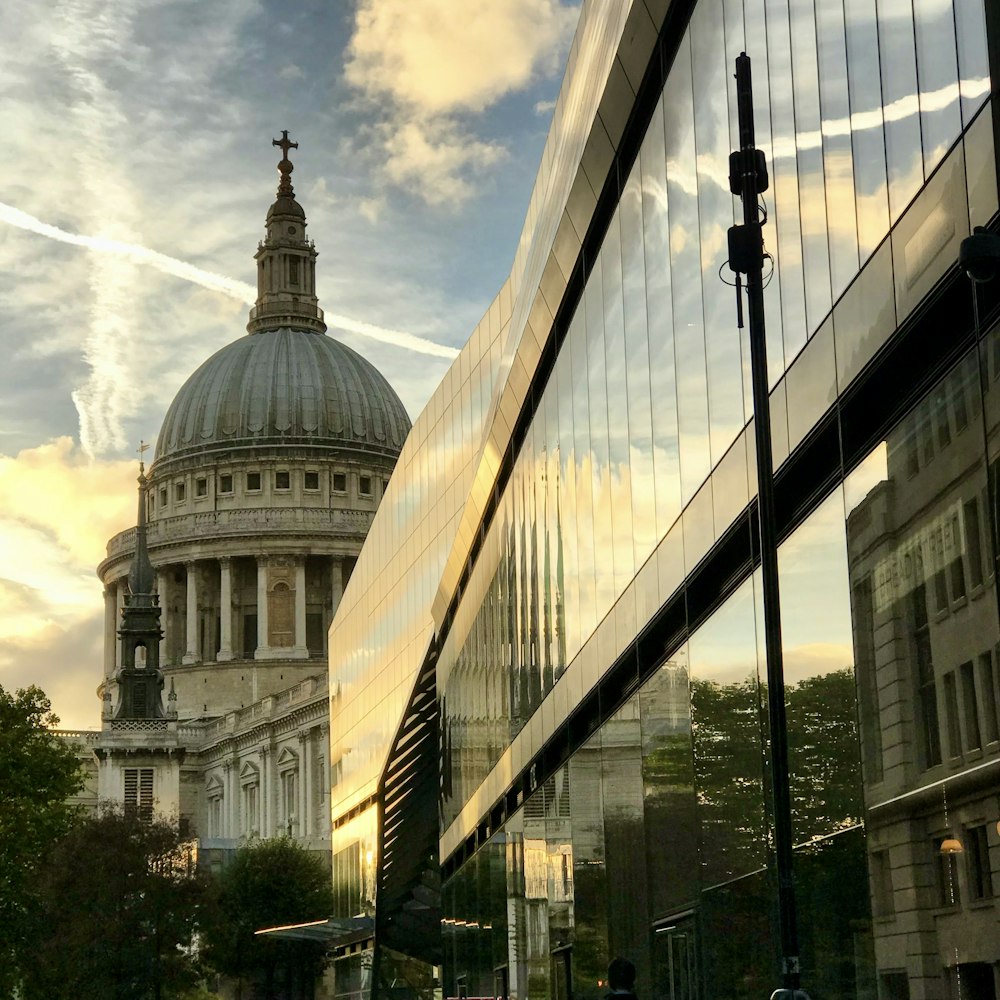 un bâtiment avec une façade vitrée