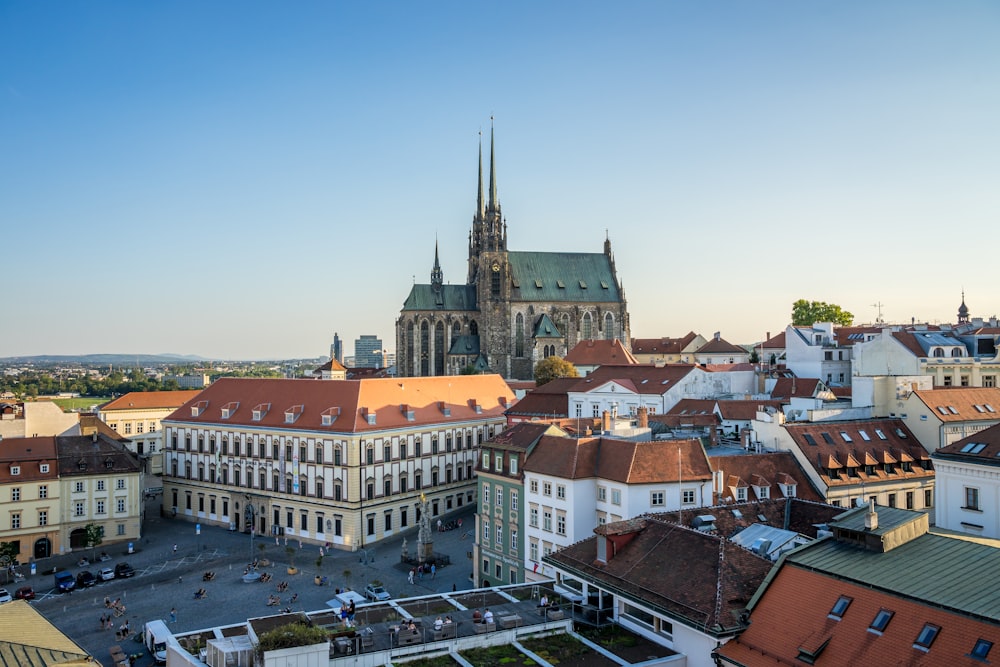 Une ville avec de nombreux bâtiments