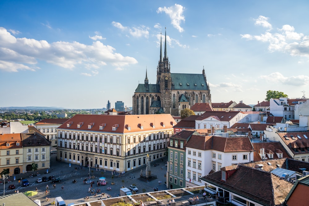 Une ville avec de nombreux bâtiments