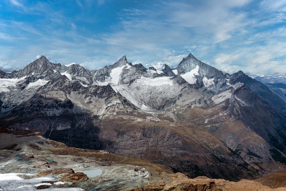 Une chaîne de montagnes enneigée