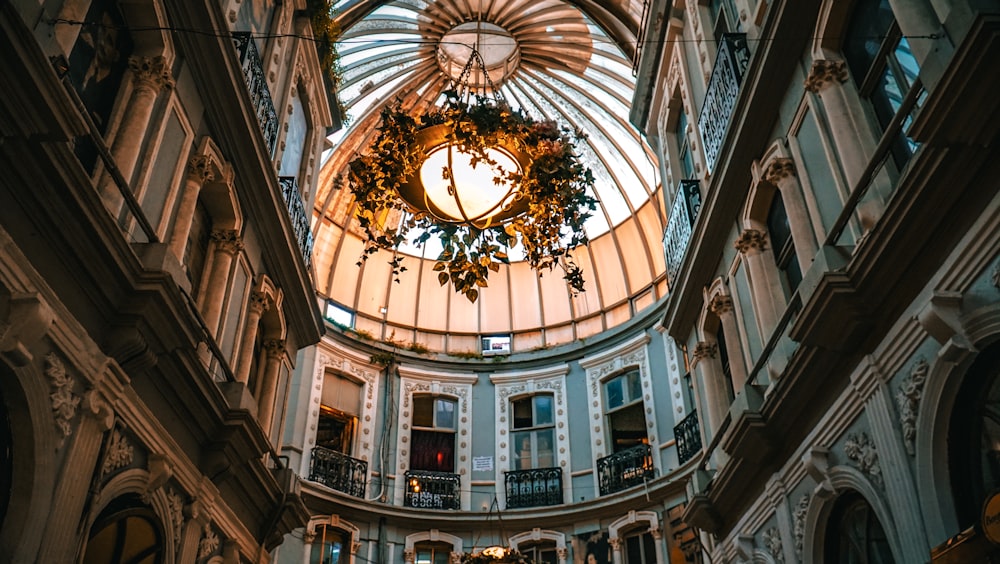 une horloge sur le côté d’un bâtiment