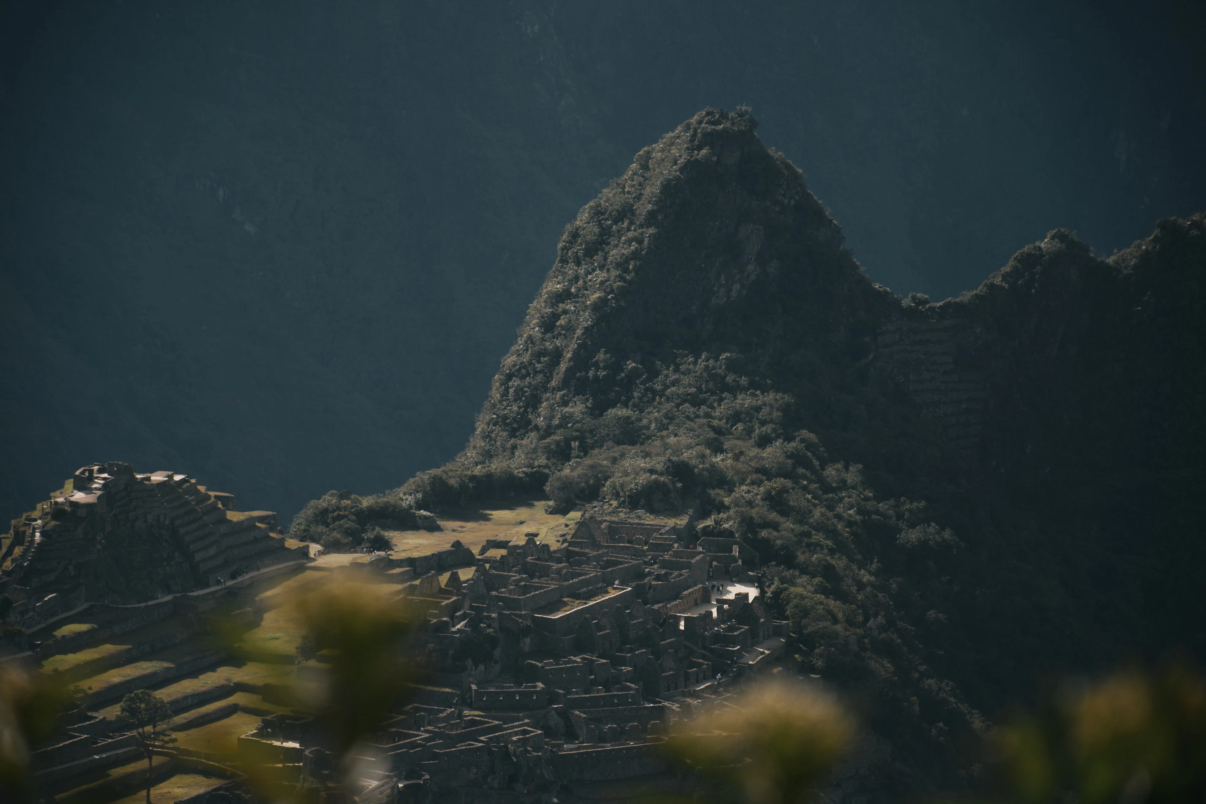 Maču Pikču terasos ir Huaina Pikču viršūnė, matomos iš tolo nuo Saulės vartų laiptų