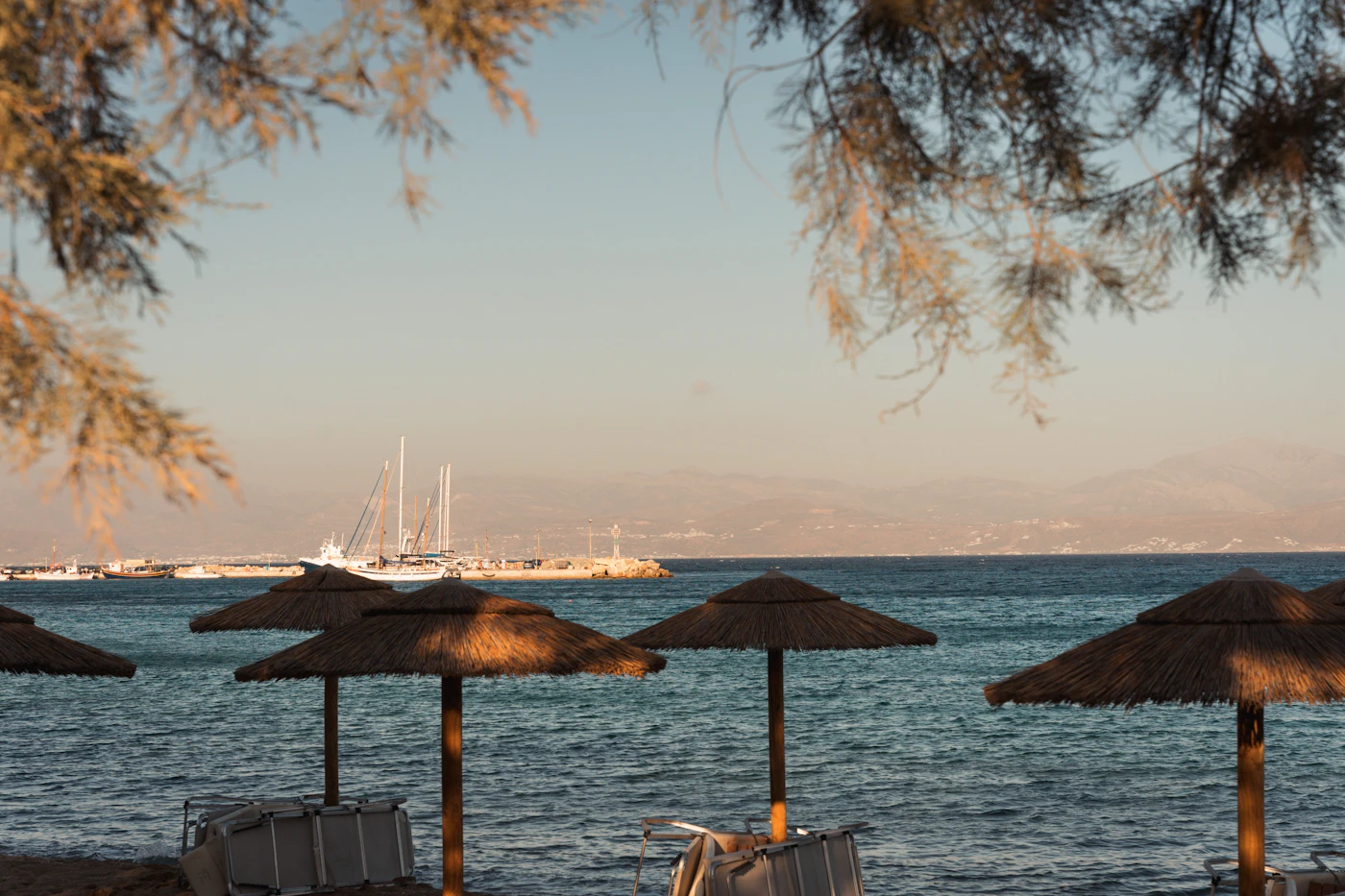 Sonnenschirme am Logaras Beach auf Paros