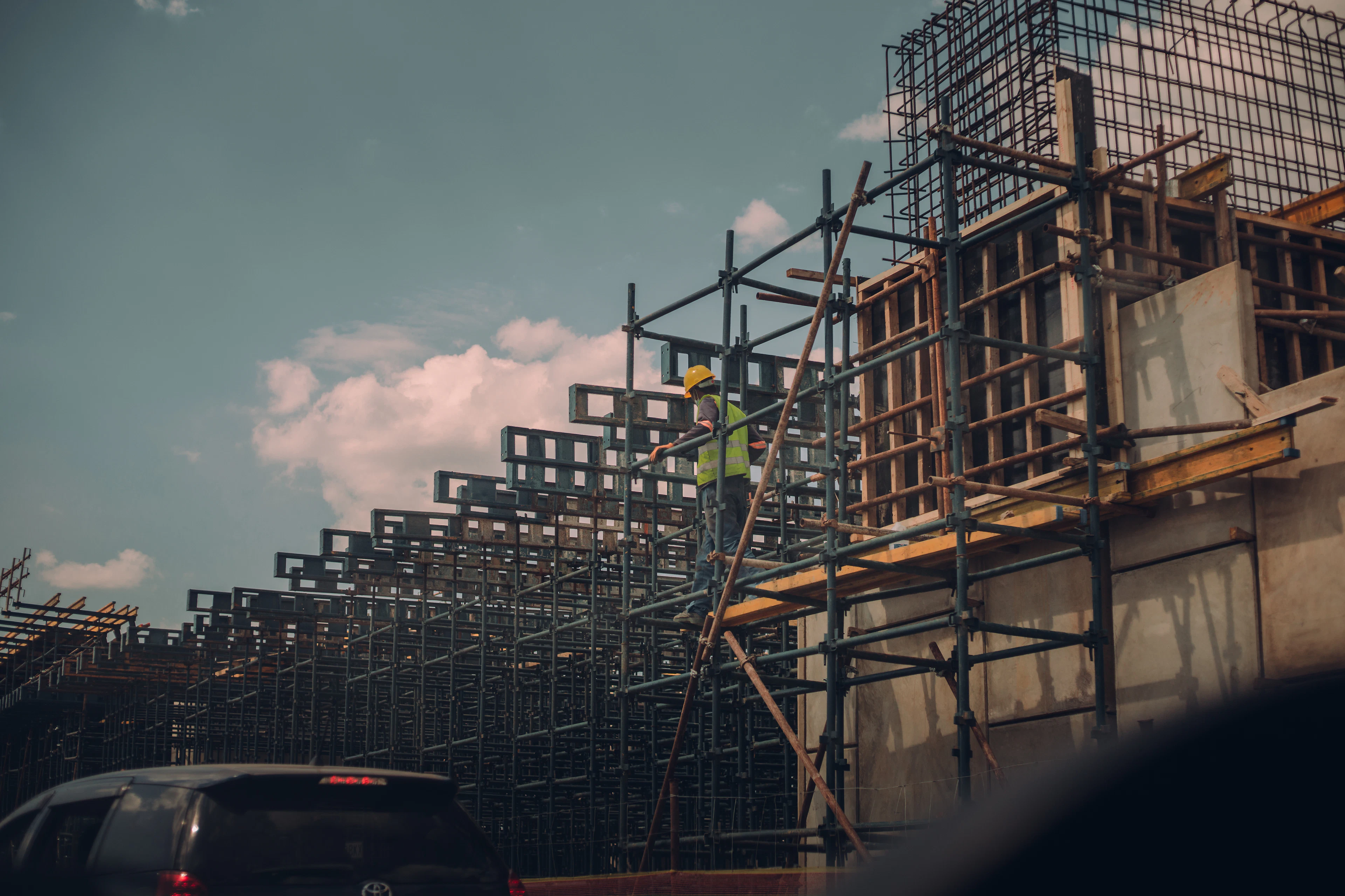 Structure en béton en cours d'élévation, entourée d'échafaudages