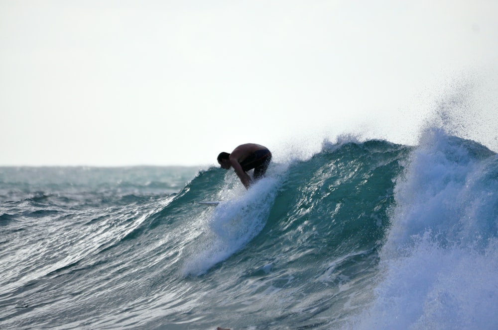 um homem surfando uma onda