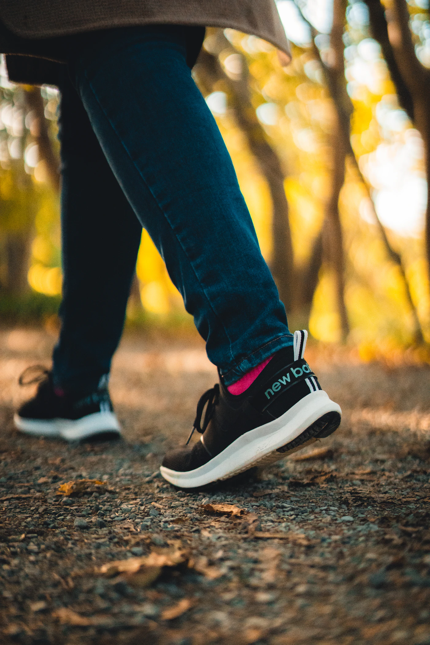 Person geht mit bequemen Schuhen durch die Natur als Symbol für kleine neue Routinen nach dem Rauchstopp