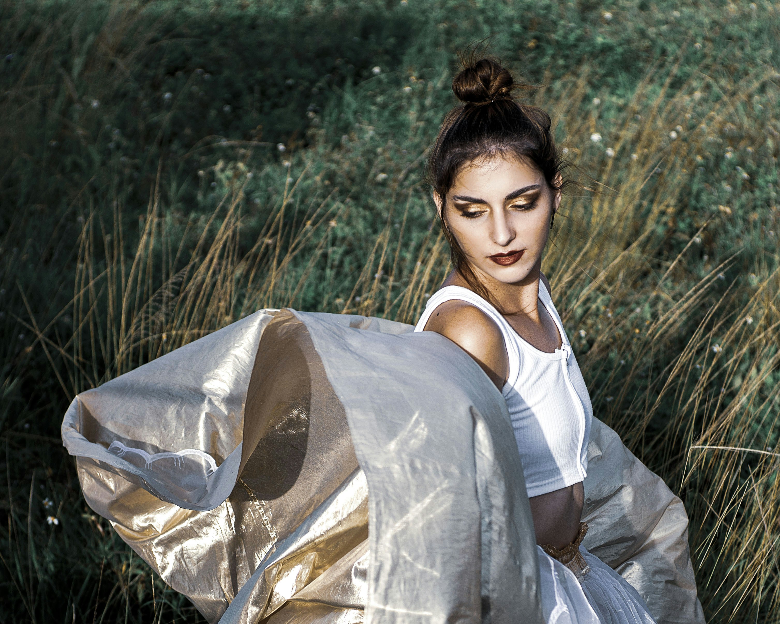 eine Person in einem weißen Kleid