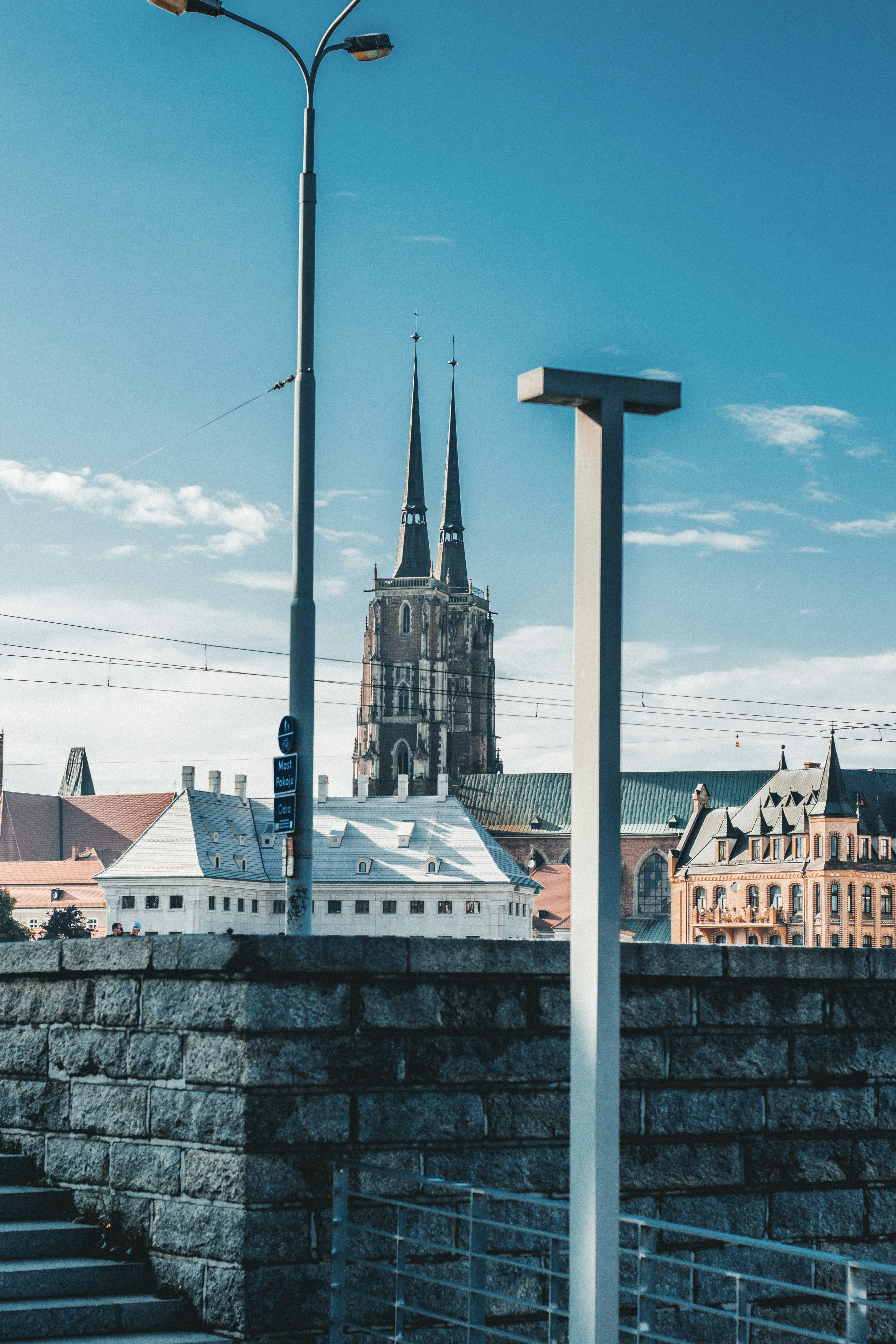 un muro de piedra con un muro de piedra y un muro de piedra con un edificio al fondo