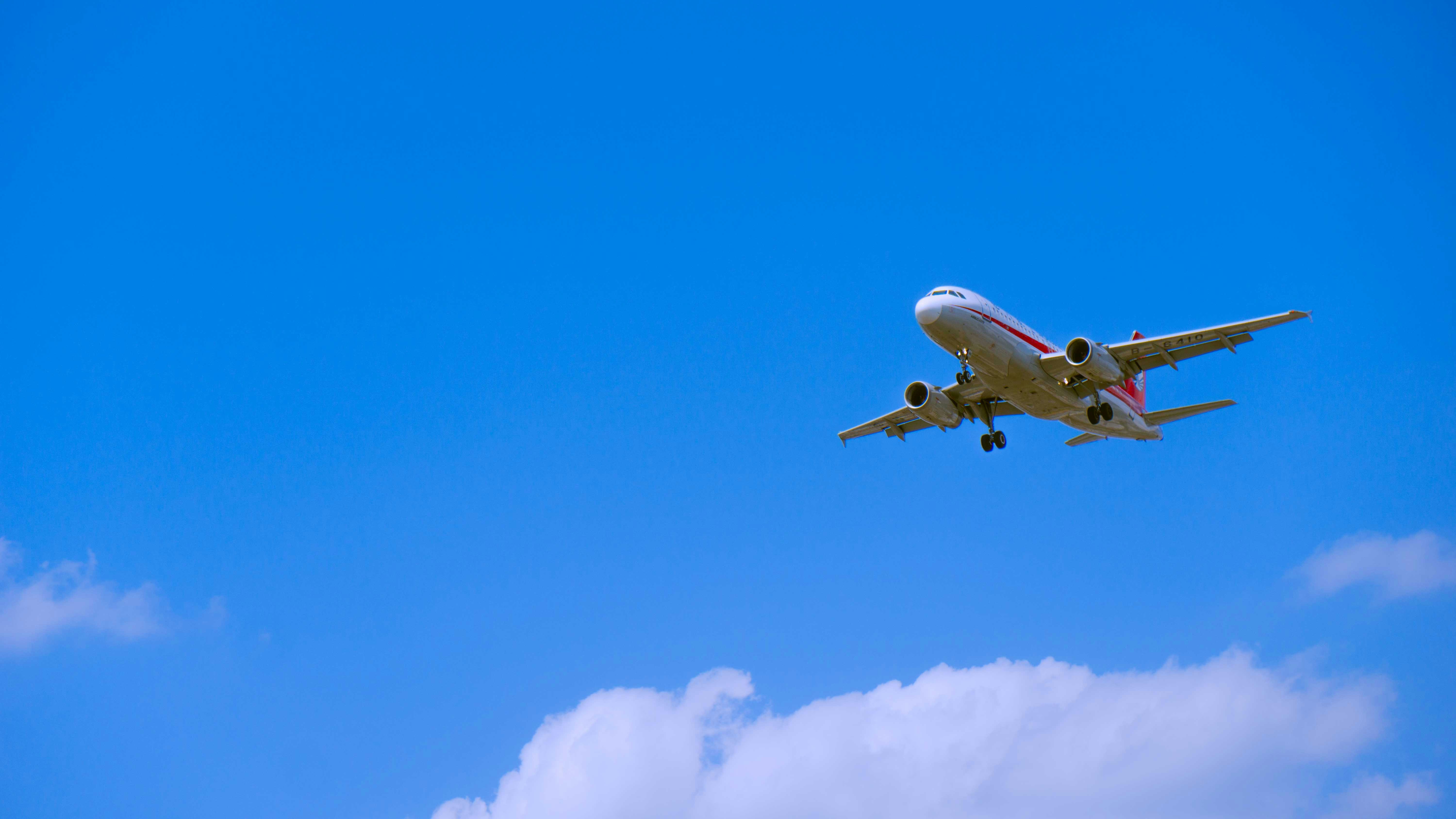an airplane flying in the sky, A Sichuan Airlines flight is approaching to the Chongqing Jiangbei International Airport.