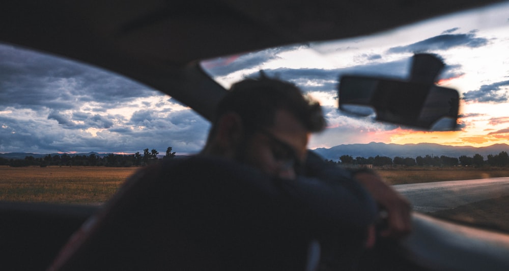 une personne conduisant une voiture