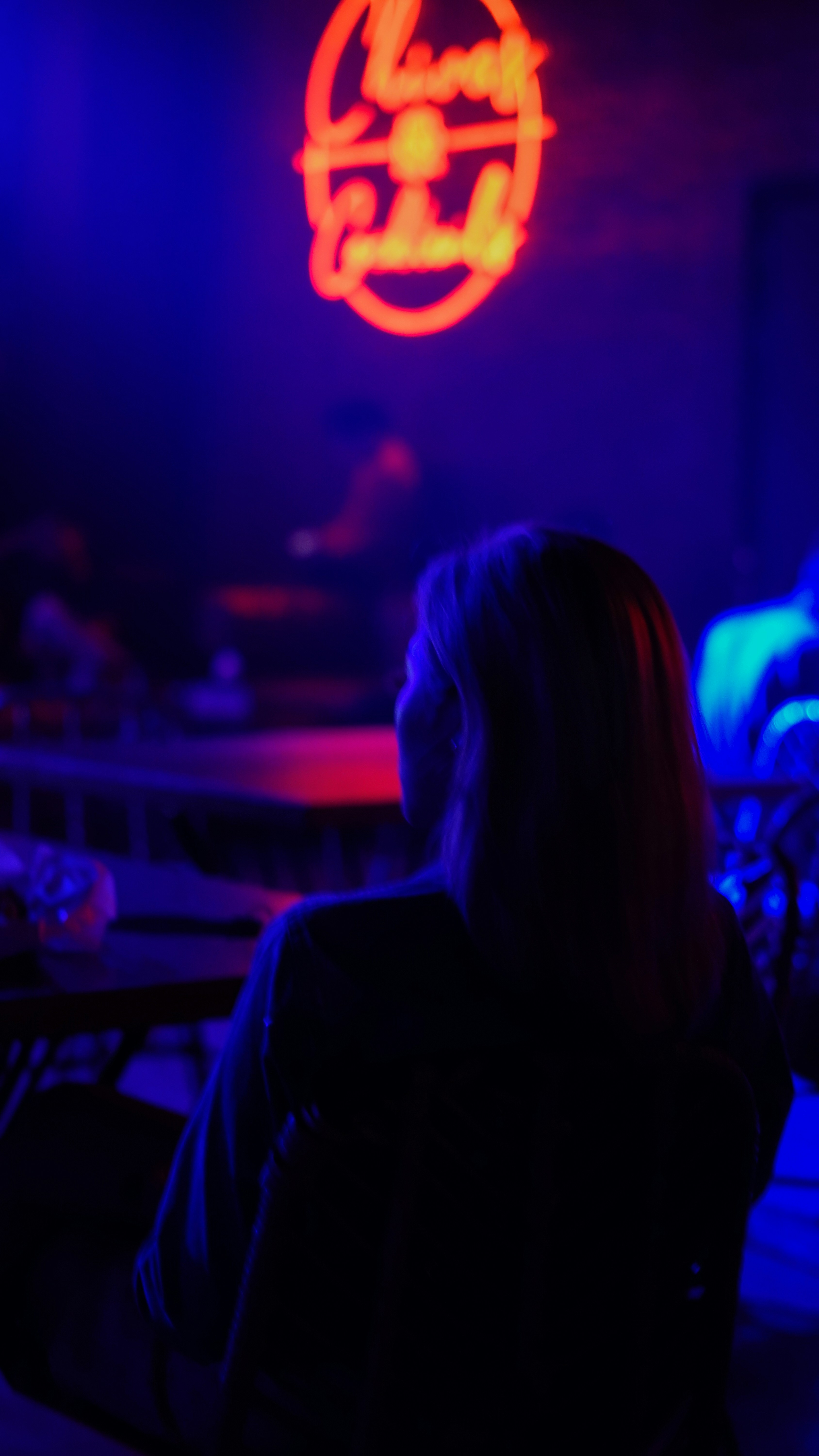 Kadın bir doğum günü partisine gider ve bir...