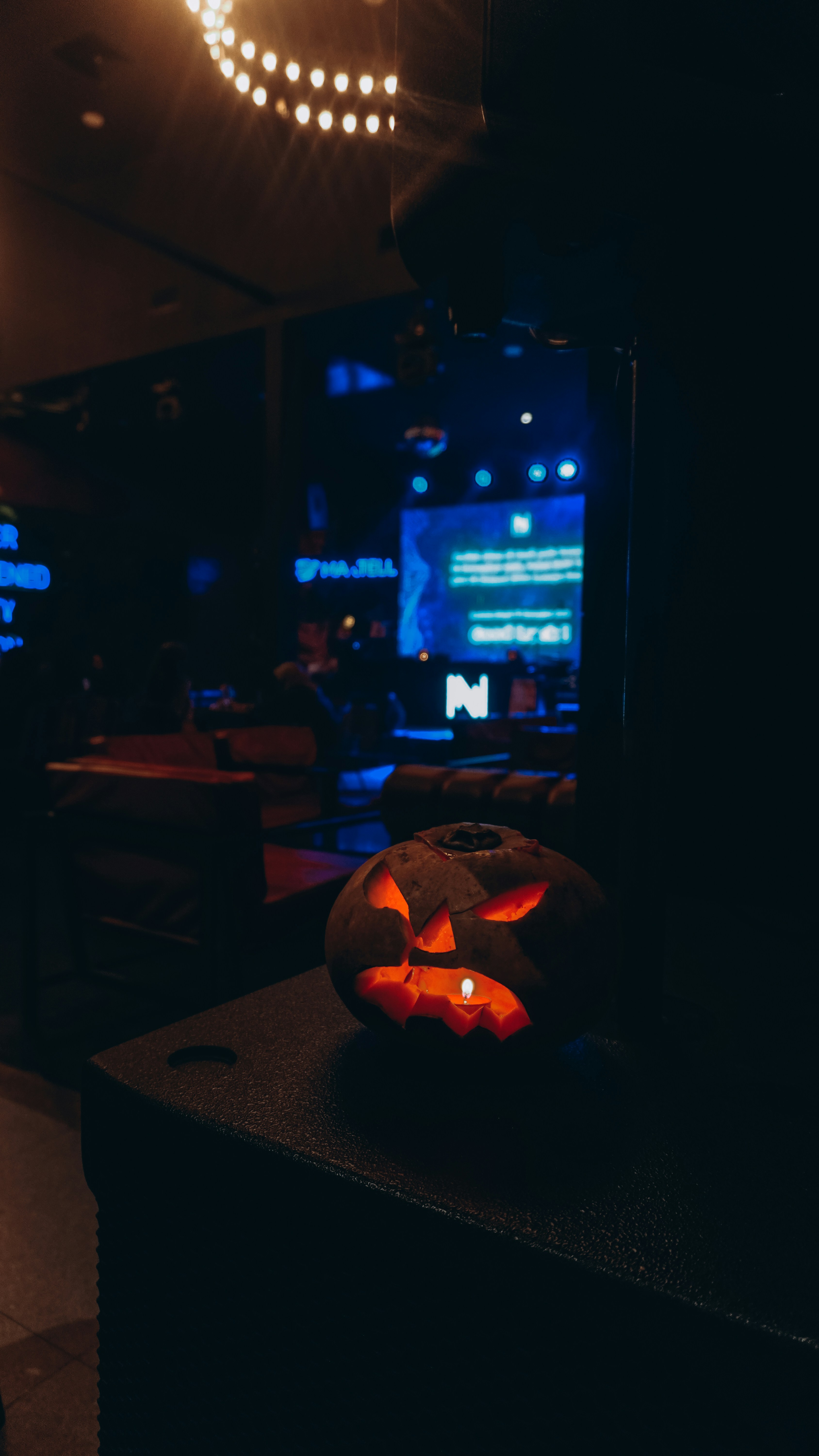 photo-1664682452828-3a6c1d43576e?ixid=M3wxMjA3fDB8MXxzZWFyY2h8MTZ8fHNpbGxpbSUyMGthcmFva2UlMjByb29tfGVufDB8fHx8MTc2ODk2MjA0Nnww\u0026ixlib=rb-4.1.0