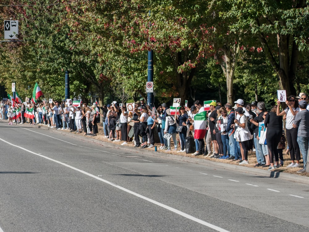 Eine große Gruppe von Menschen marschiert auf der Straße