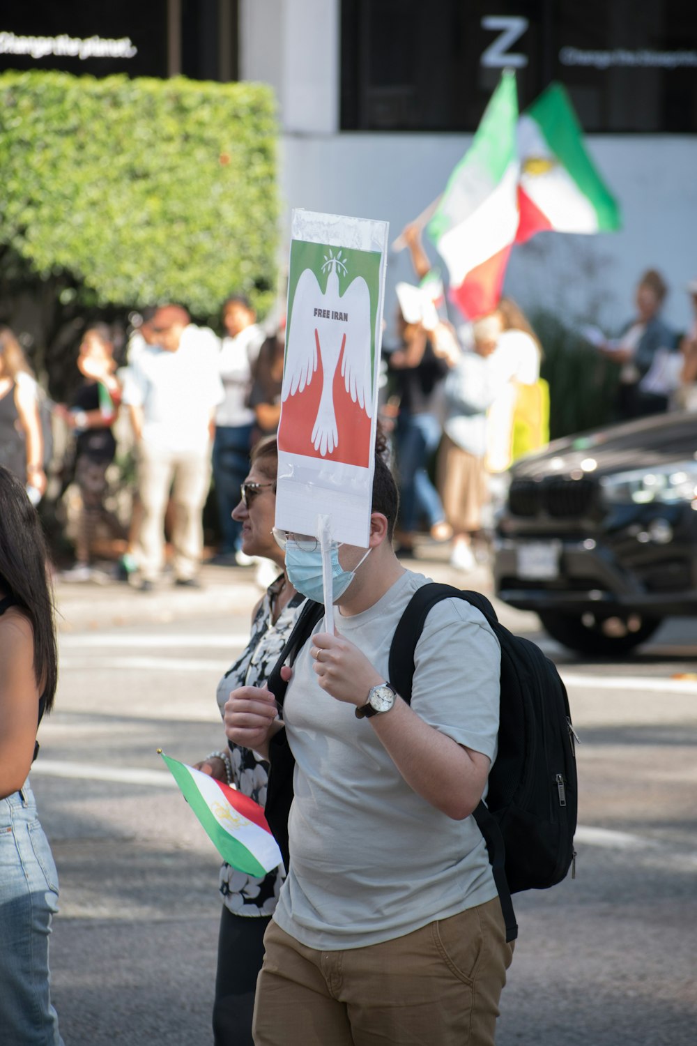 eine Person, die ein Schild hält