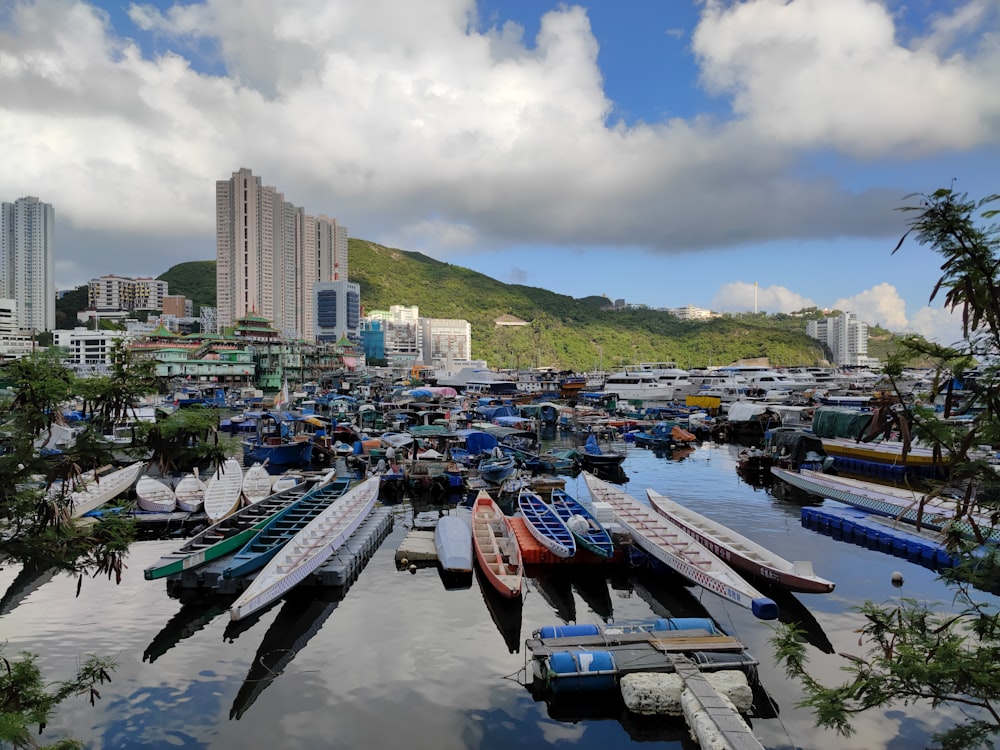 um corpo de água com barcos e edifícios em torno dele