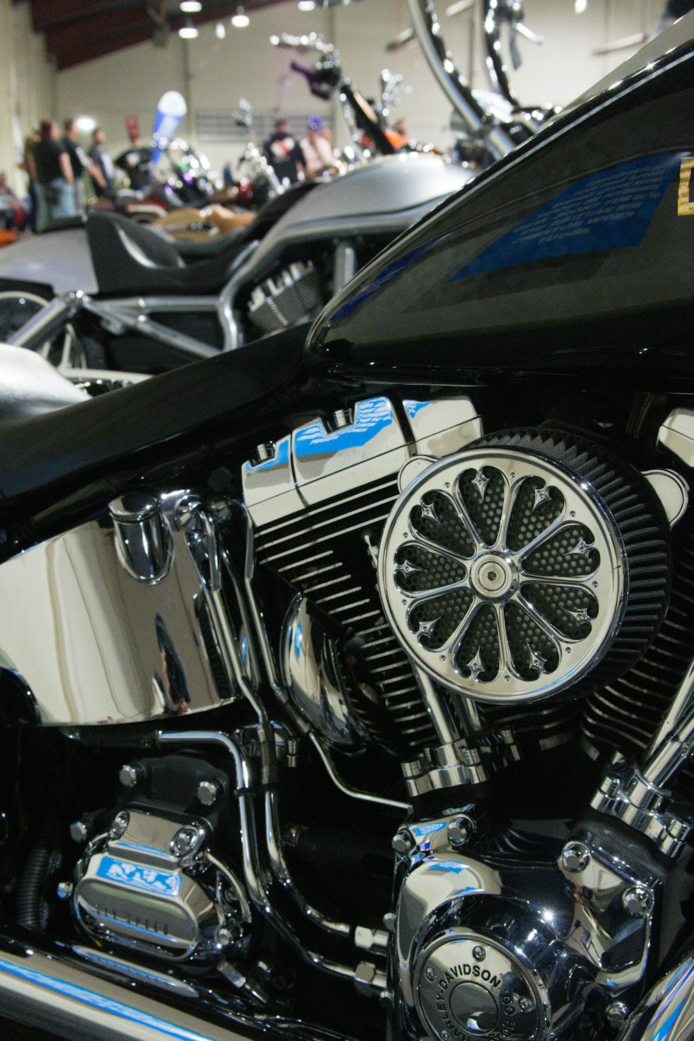 Ein glänzendes schwarzes Motorrad