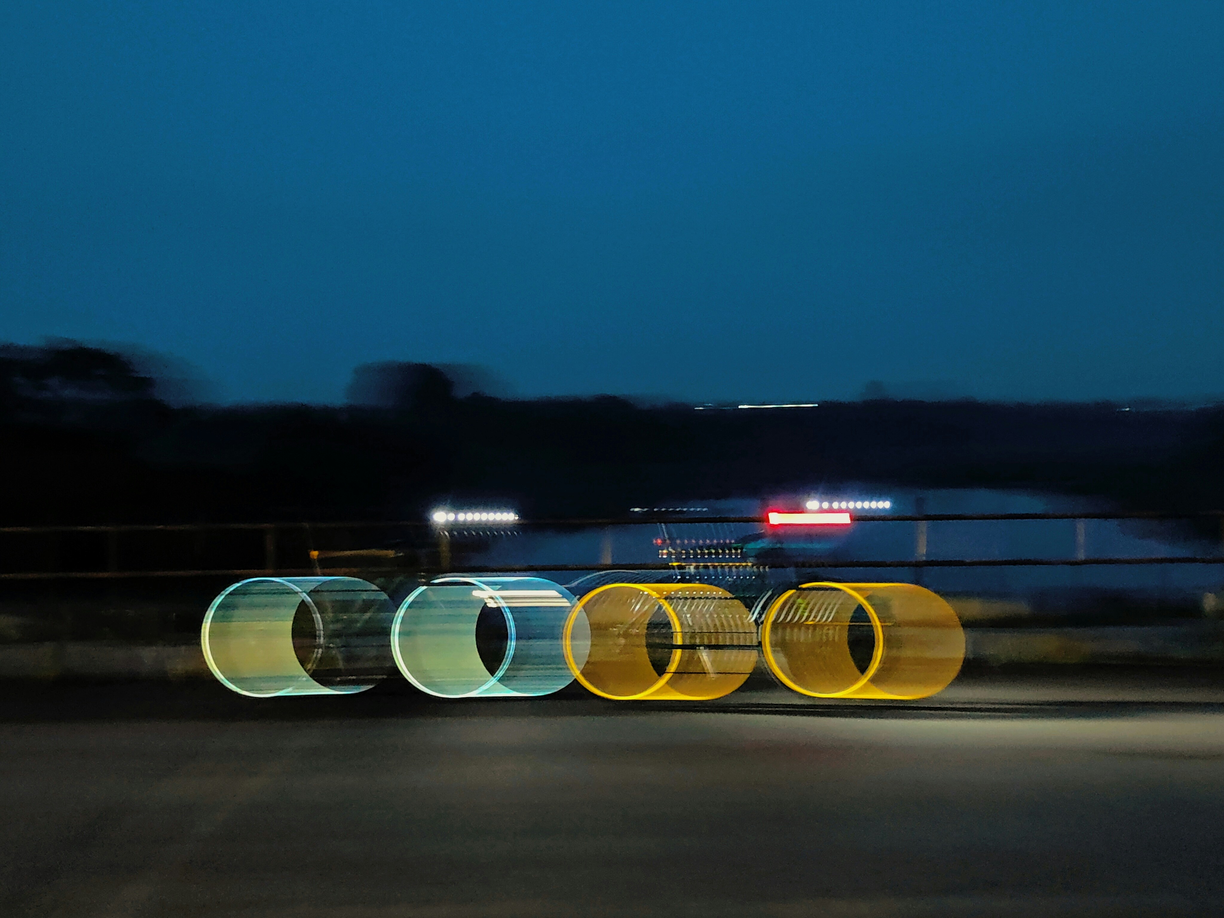 Ein Schild mit Lichtern