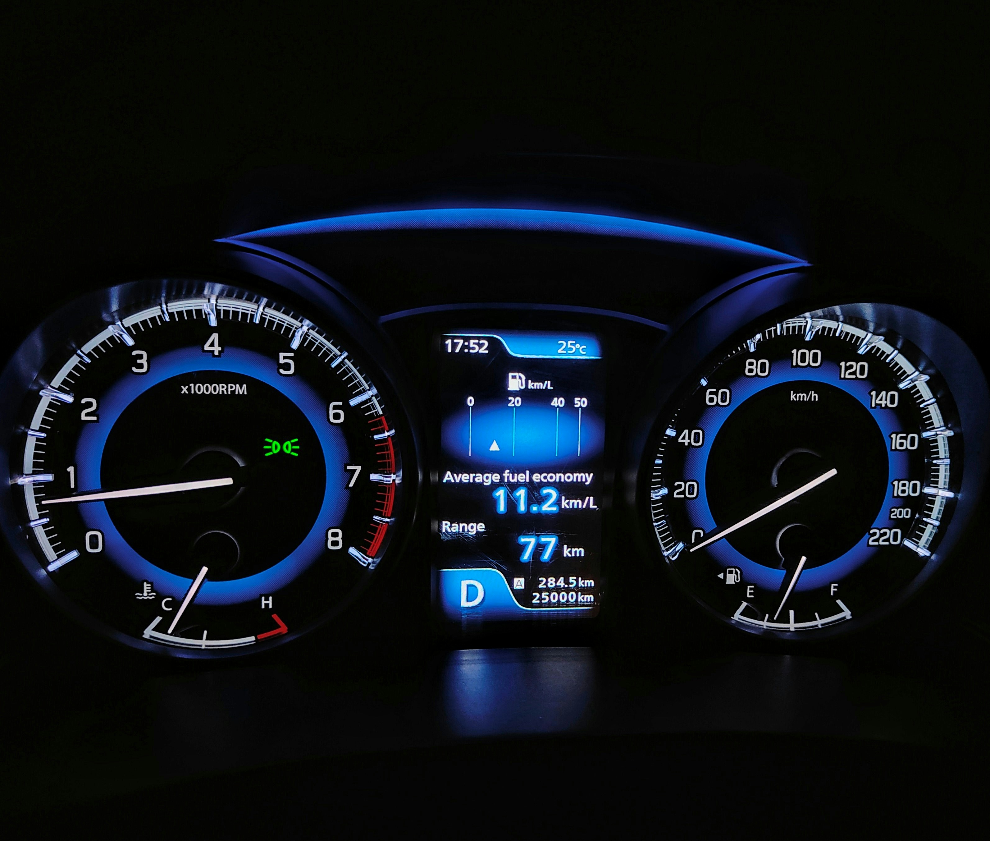 eine Gruppe von Autos mit Blaulicht