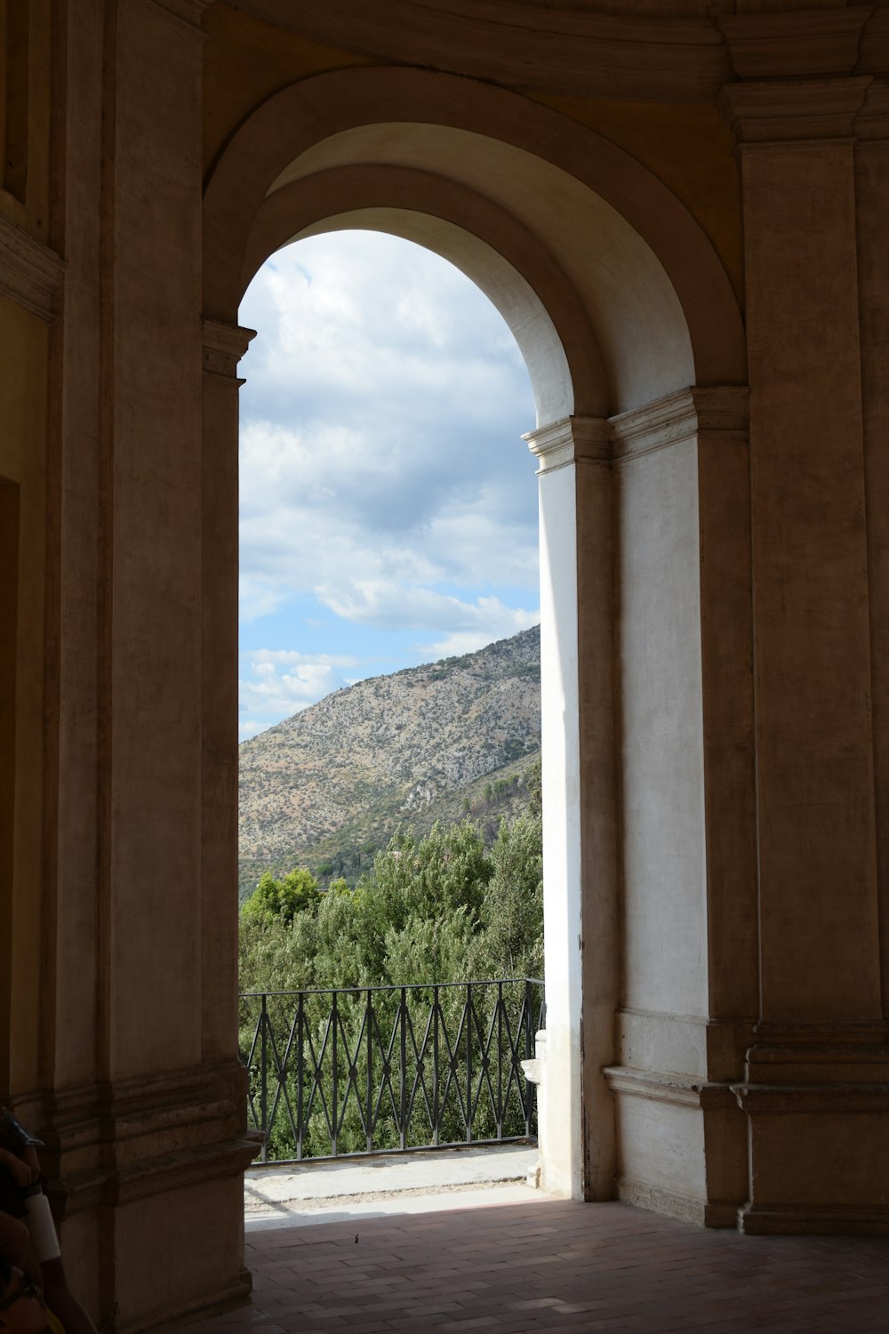 Una vista de una montaña desde una ventana