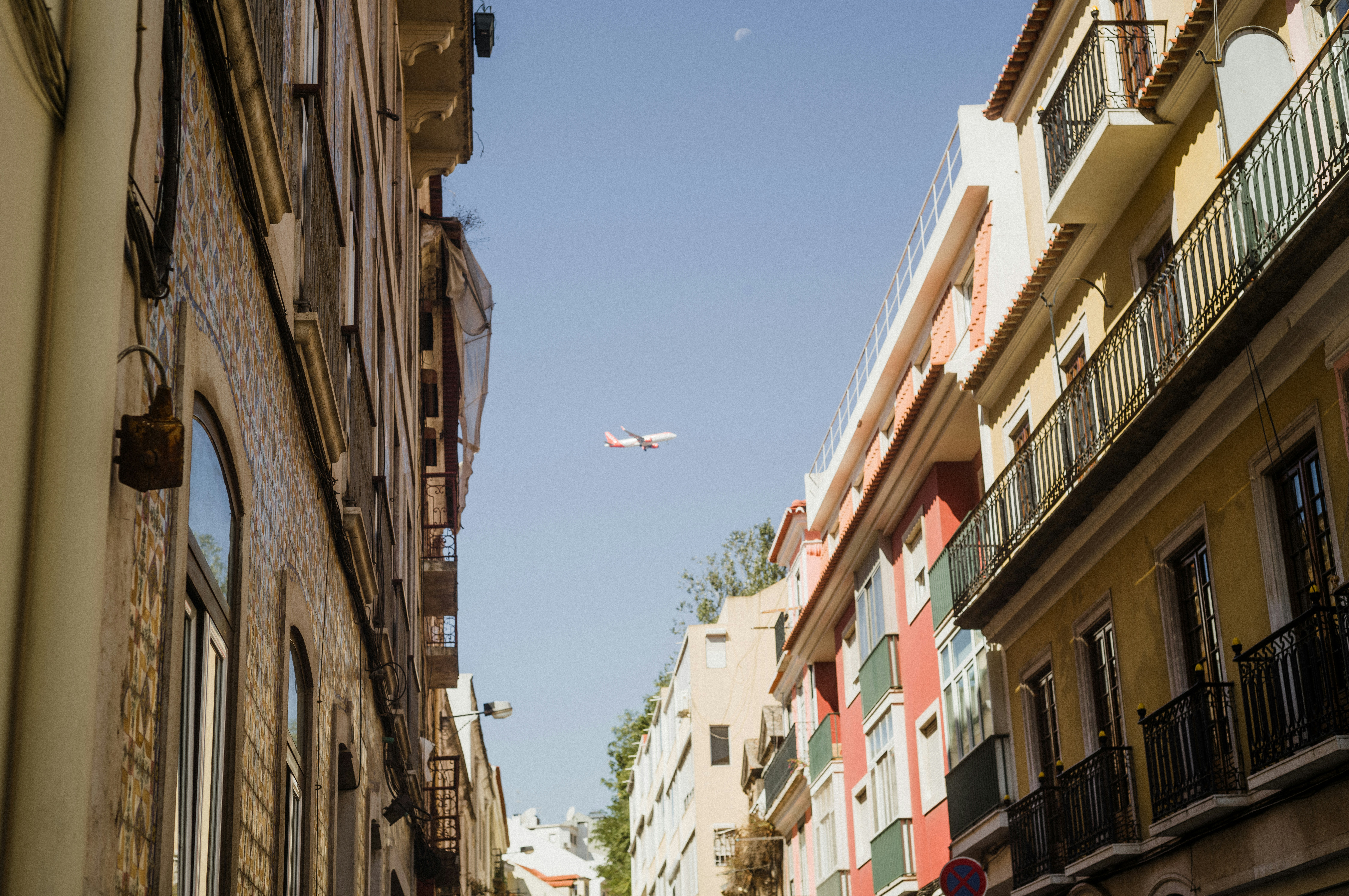 Un avión sobrevolando una ciudad