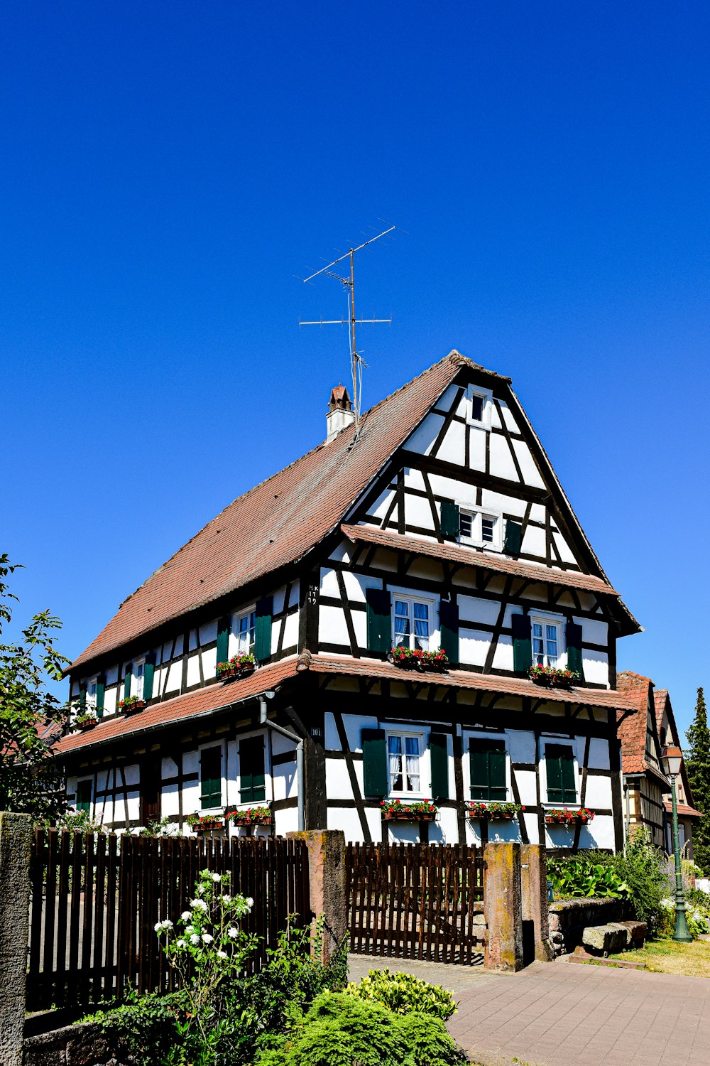 Ein Haus mit einem Zaun drum herum