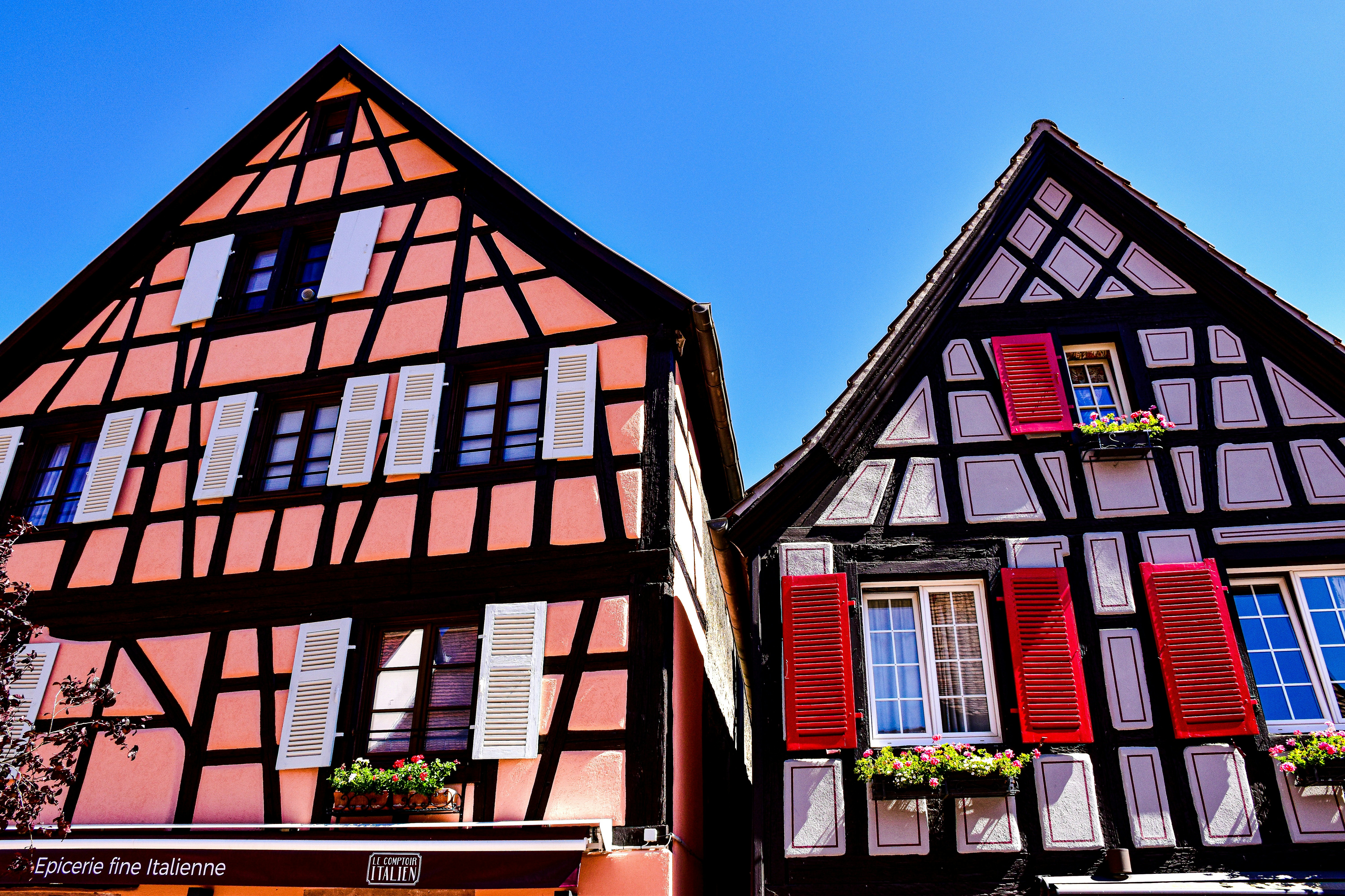 Un edificio con ventanas y persianas foto – Imagen de Kaysersberg ...