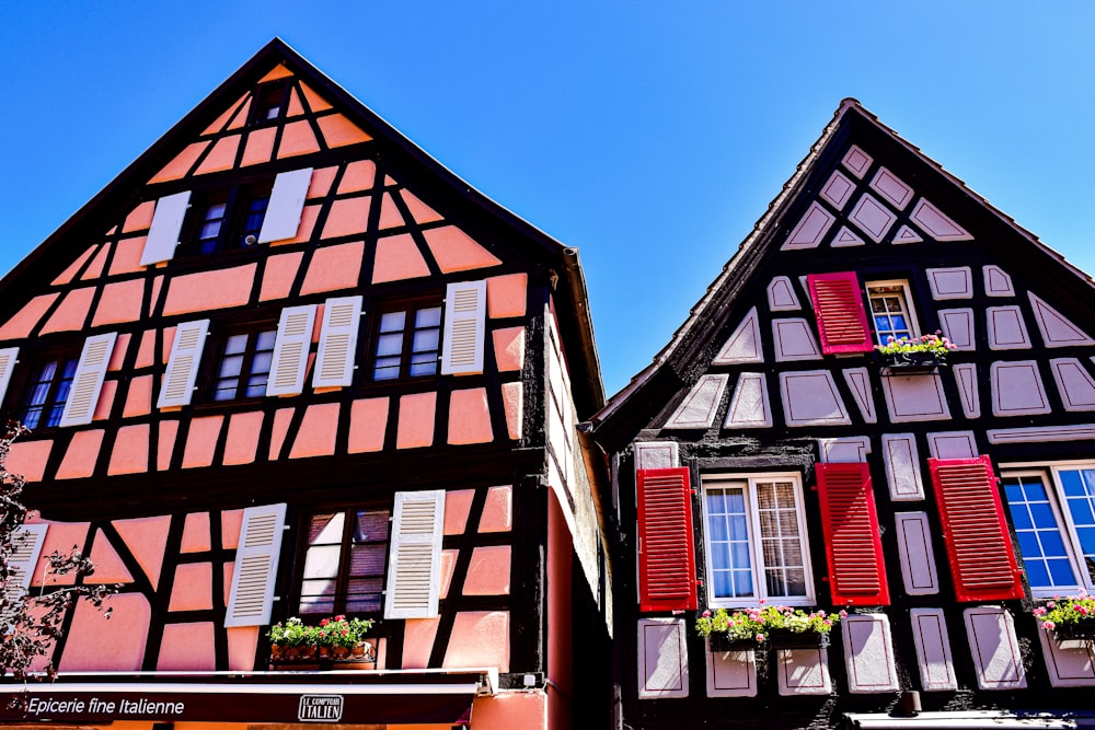 um edifício com janelas e persianas