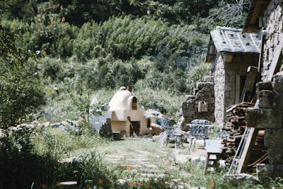 Wide shot of the eco-friendly kiln surrounded by lush Peruvian landscape.