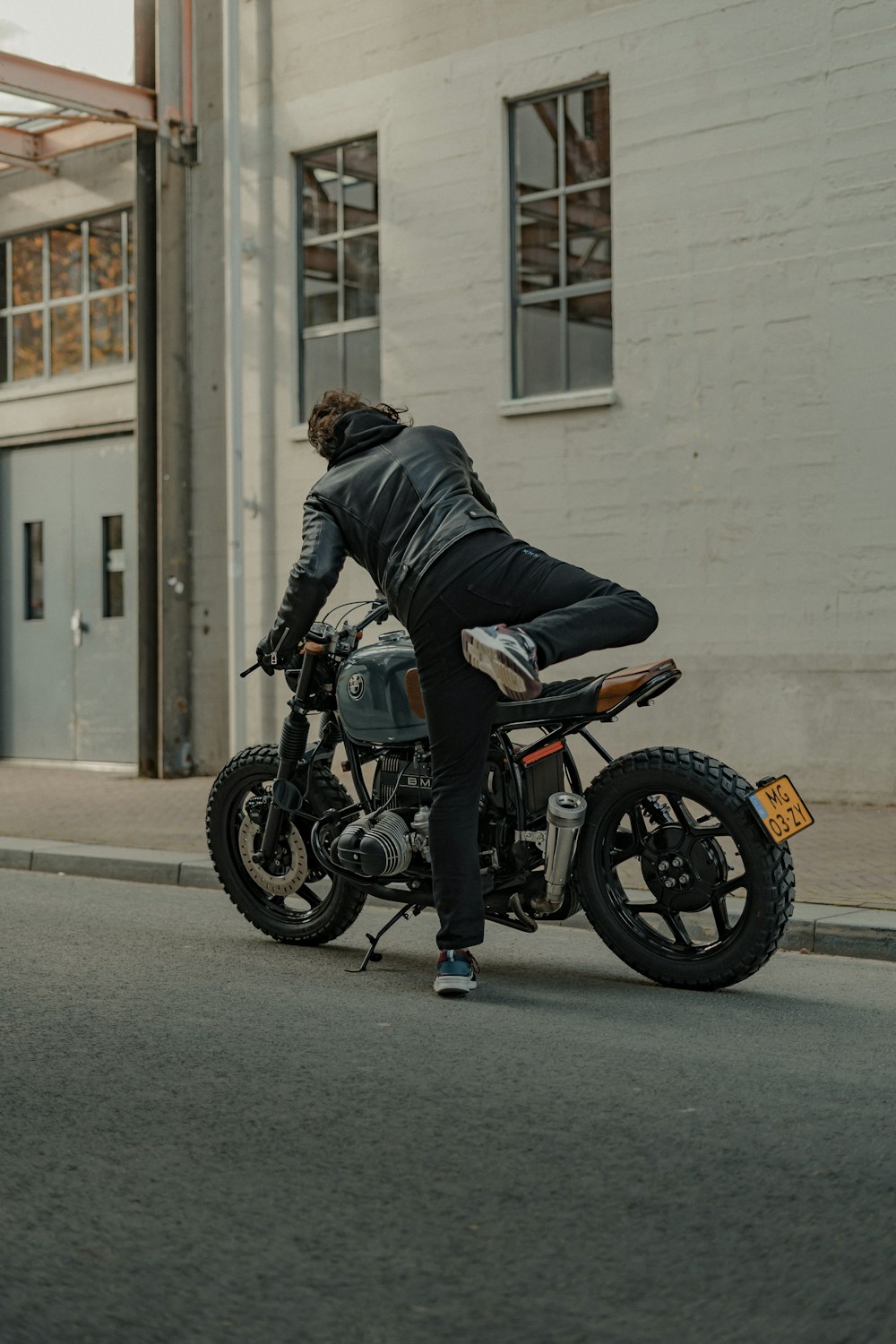 una persona en una motocicleta