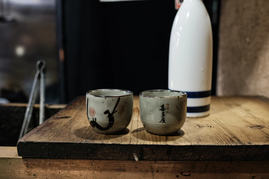 木の台に置かれた猪口と酒瓶