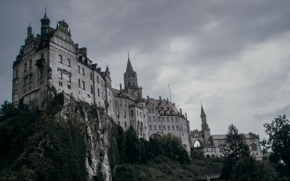 eine große Burg auf einem Hügel