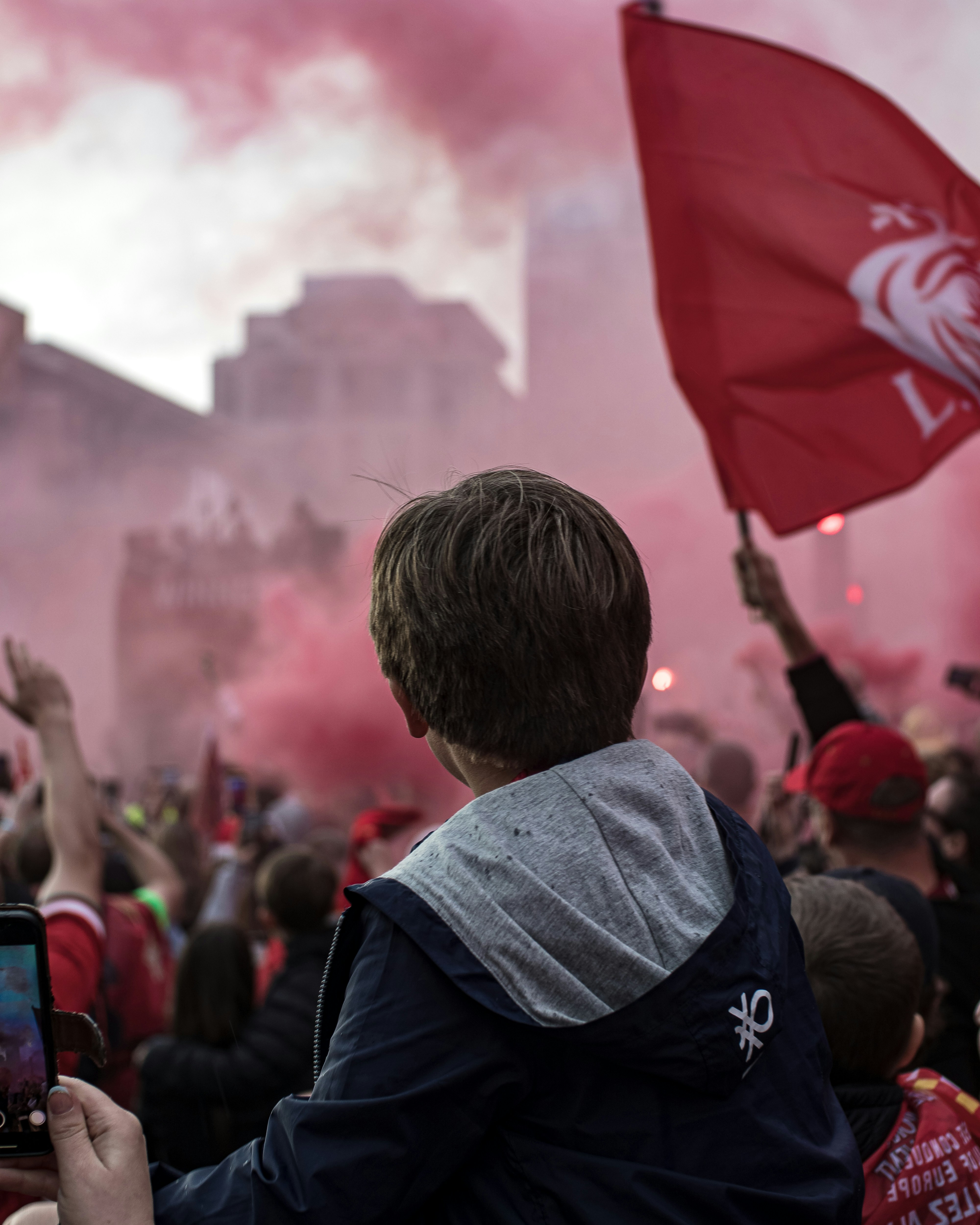 Un homme tenant un drapeau rouge