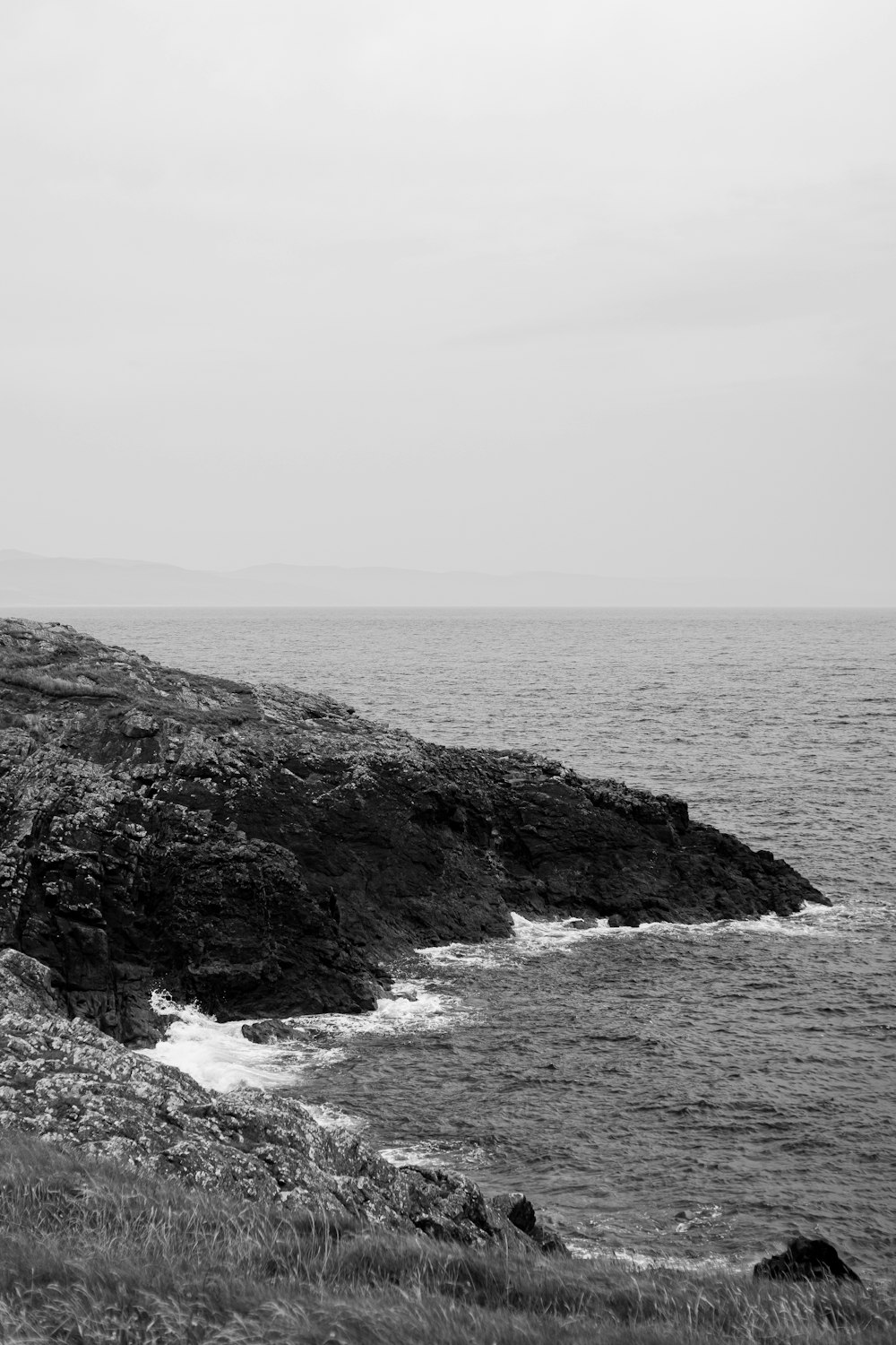 a rocky coast line