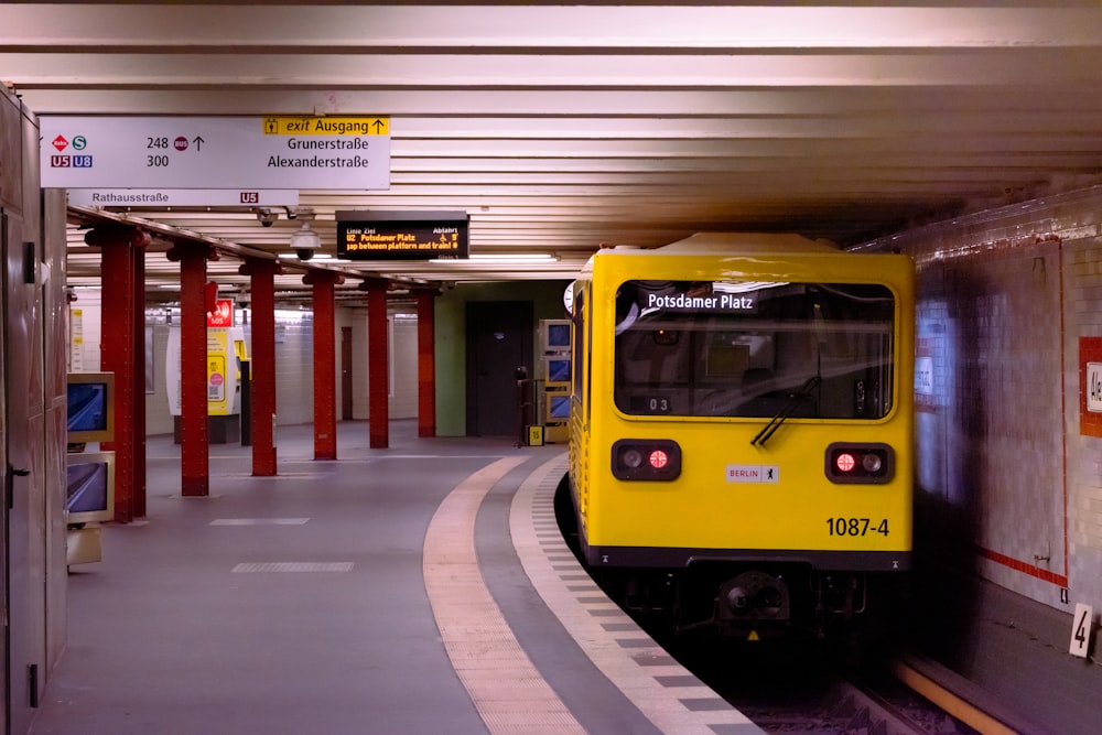 Ein Zug an einem Bahnhof