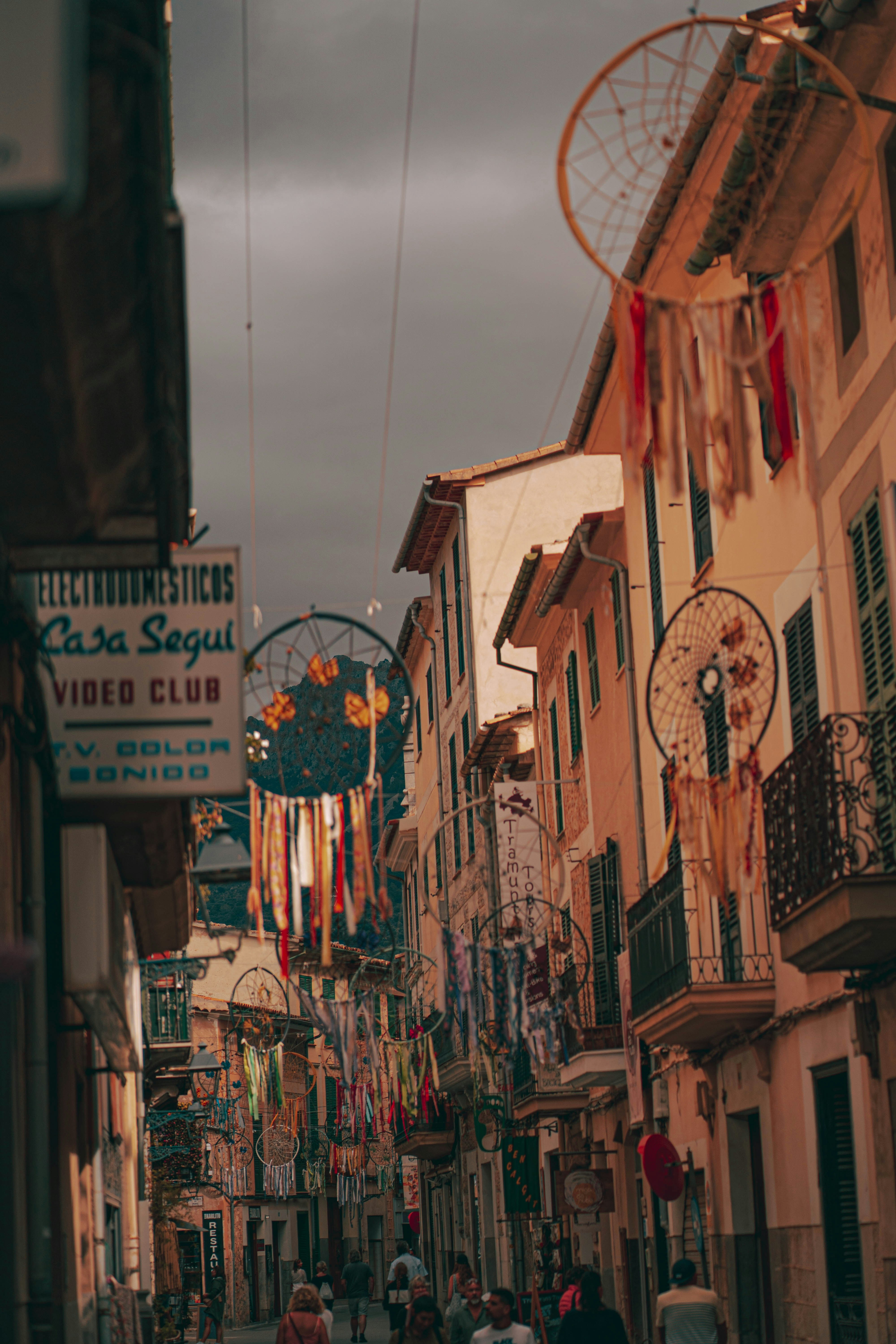 Una calle con muchos edificios y gente